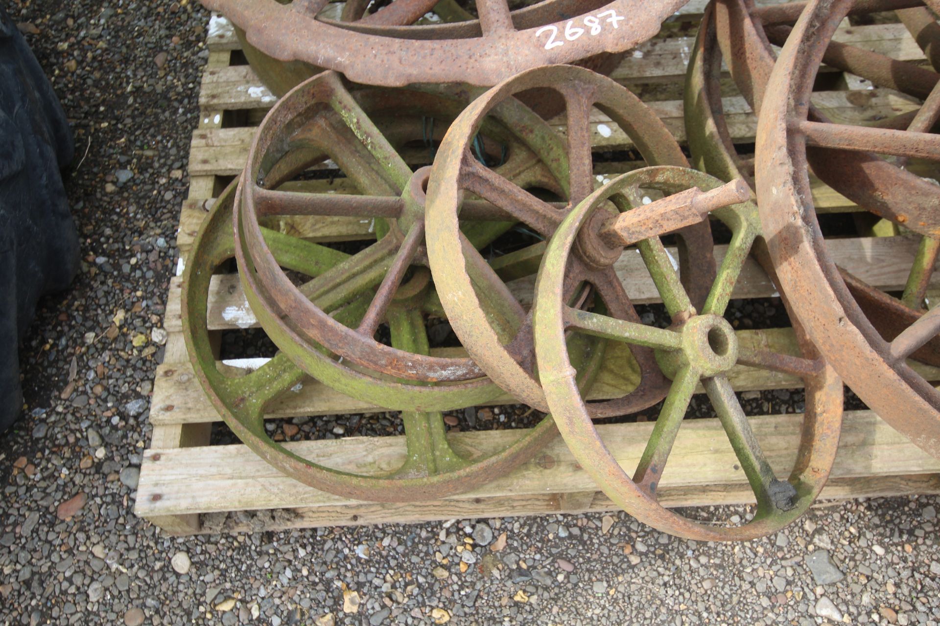 Various cast iron wheels. V - Image 2 of 5