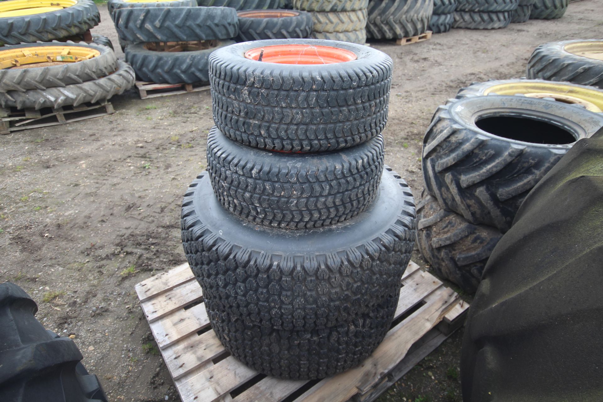 Set of Kubota B7100 turf wheels and tyres. - Bild 2 aus 4