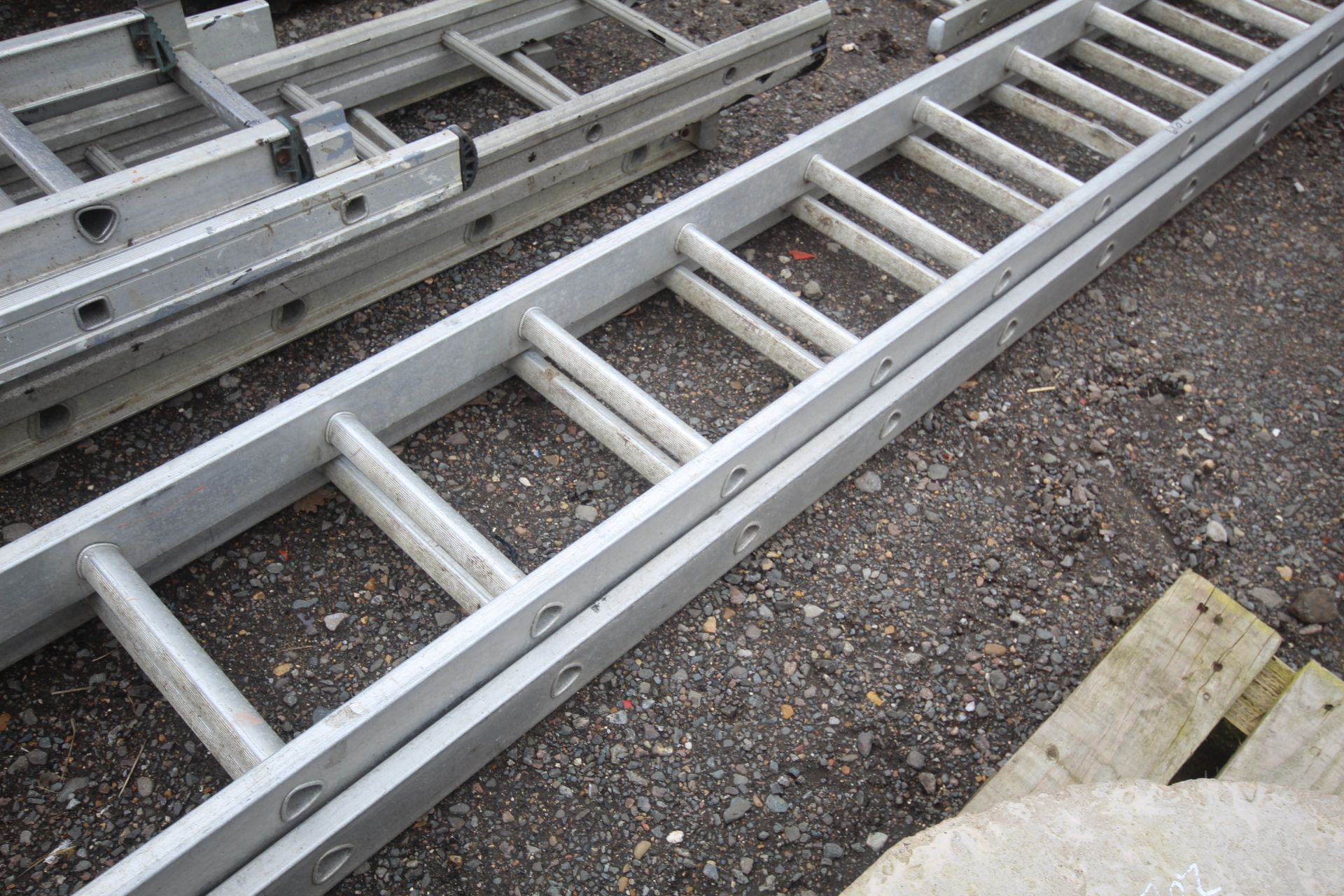 Large aluminium extending ladder. - Bild 3 aus 5