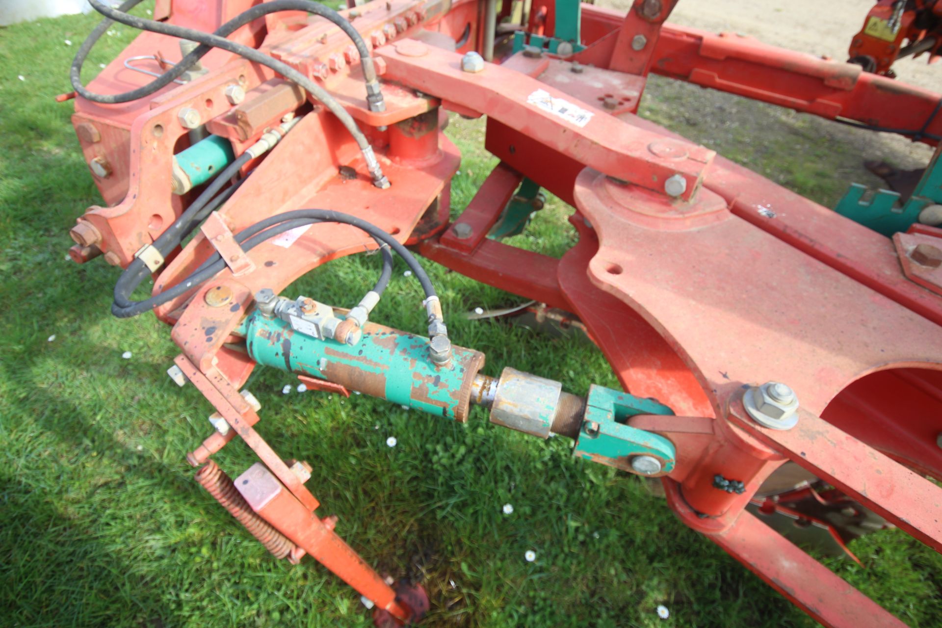 Kverneland LD85 5F reversible plough. With press arm. V - Image 27 of 29