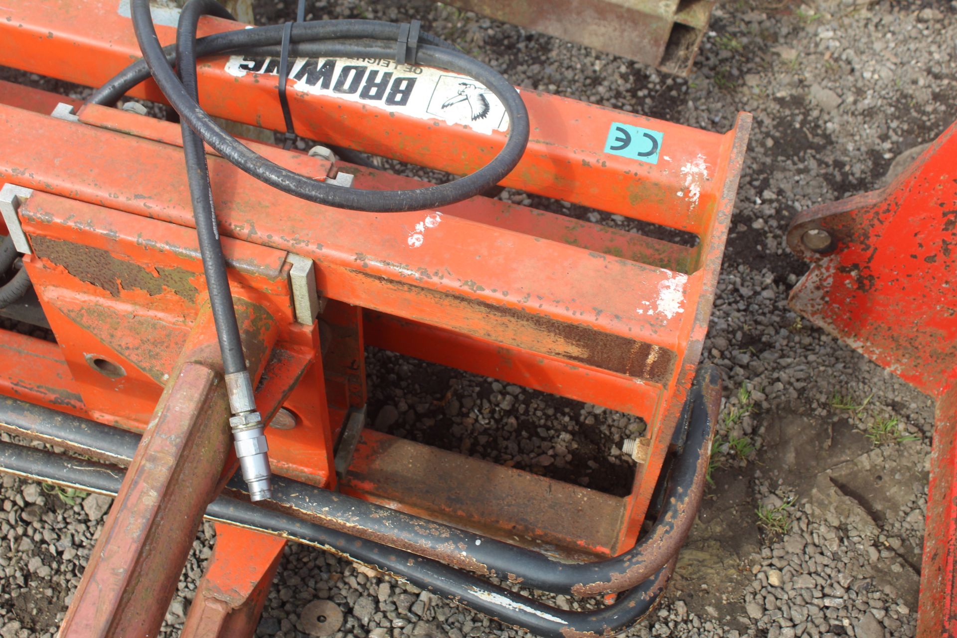 Browns hydraulic wrapped bale squeeze. Manitou brackets. V - Image 6 of 14