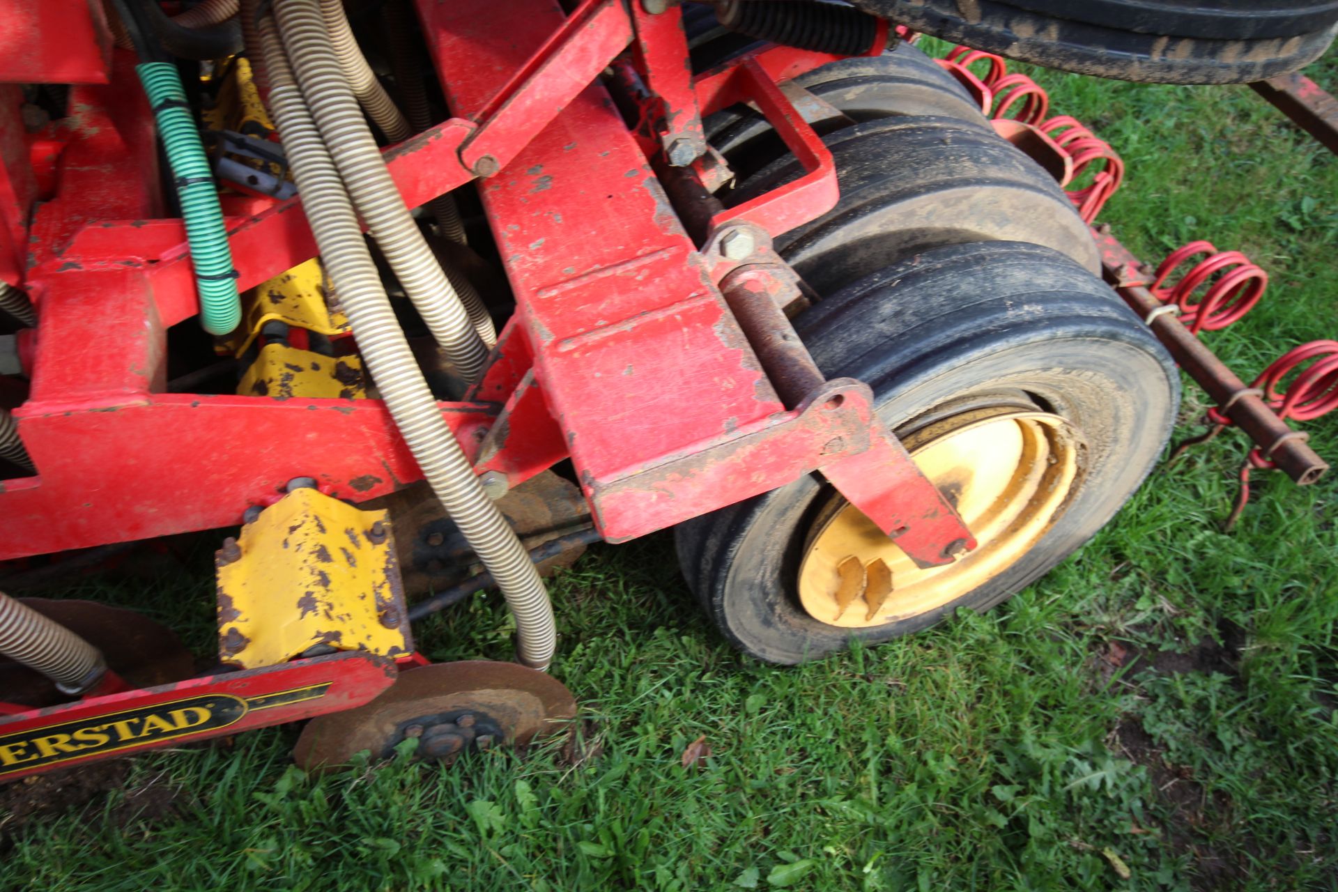 Vaderstad Rapid 400F 4m System Disc drill. With smooth tyre packer, front packer and spares. Control - Image 22 of 56