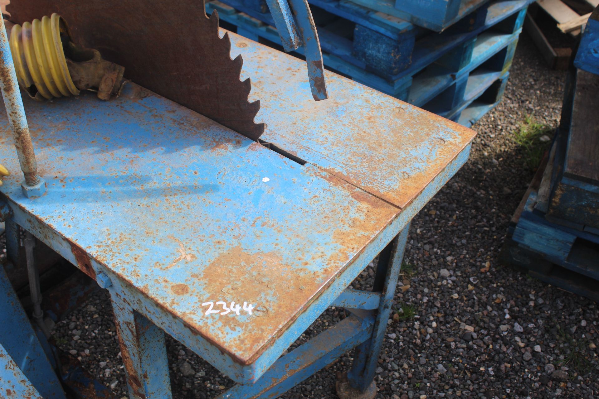 Dening PTO driven linkage mounted cast iron saw bench. - Image 5 of 10