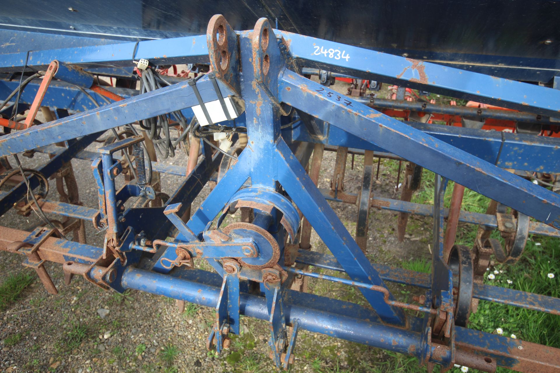 Nordsten 3m spring tine drill. Previously used for maize. Manual held. V - Image 26 of 56