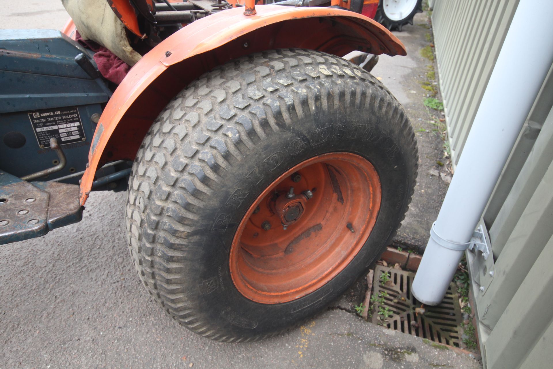 Kubota B7100 HST 4WD compact tractor. 3,134 hours. 29/12.00-15 rear turf wheels and tyres. Front - Bild 21 aus 41