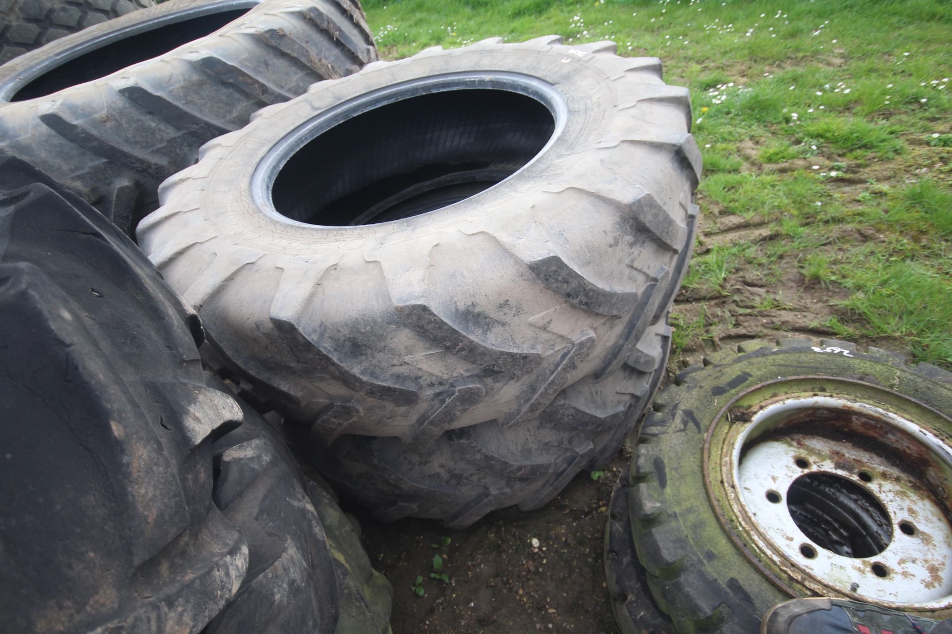 Set of tyres. Comprising 520/85R42 rears and 16.9R - Bild 3 aus 9