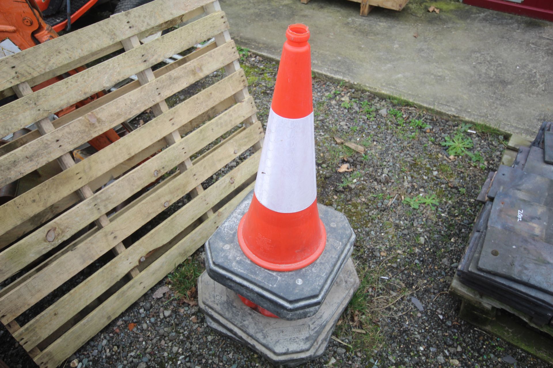 Quantity of cones. - Bild 2 aus 2