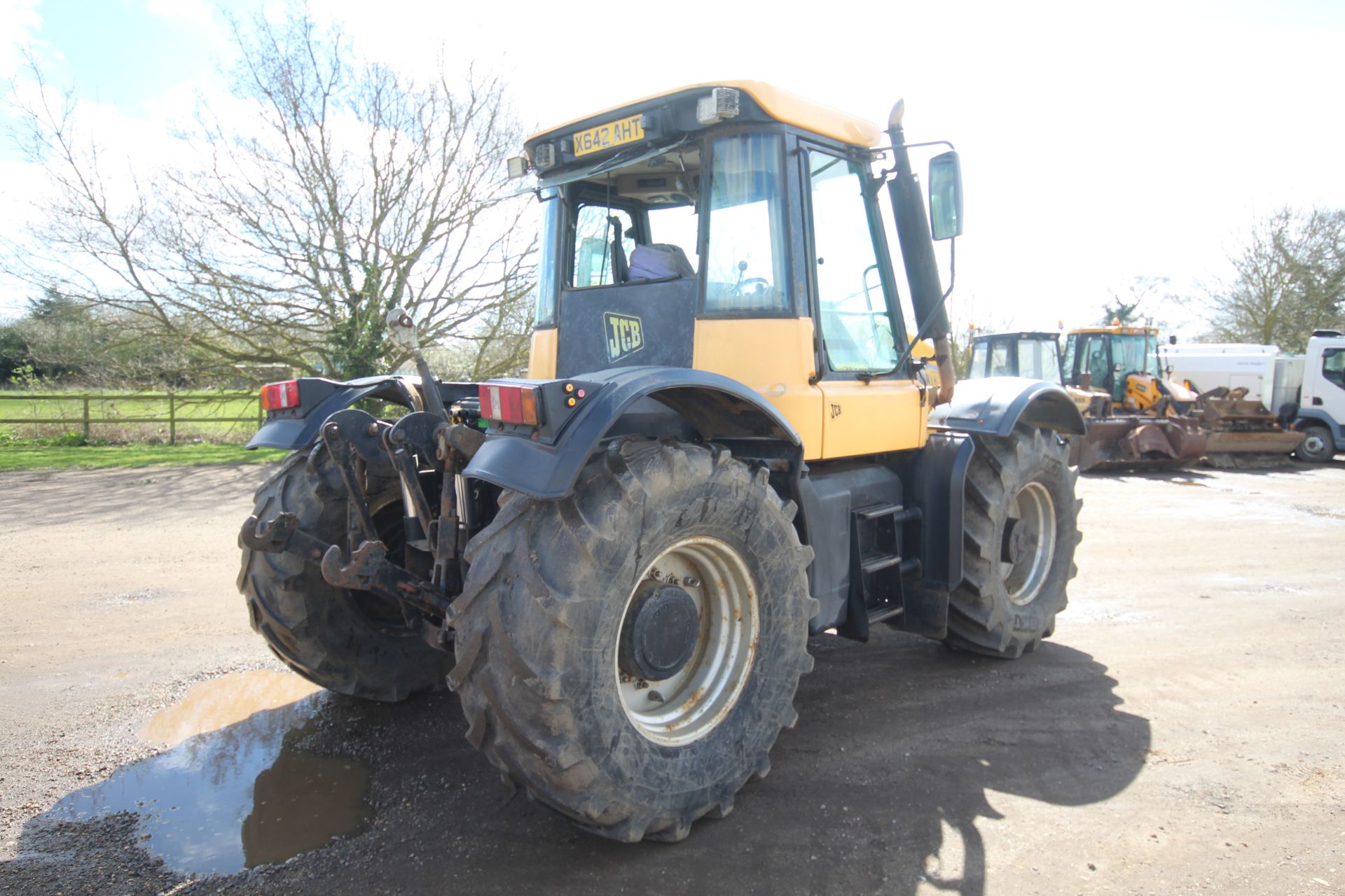 JCB Fastrac 3185 Autoshift 4WD tractor. Registration X642 AHT. Date of first registration 04/09/ - Image 5 of 71
