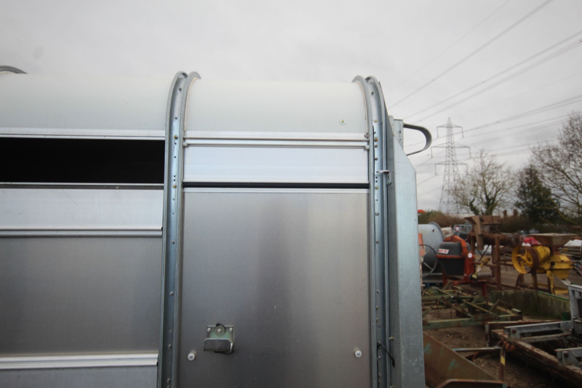 Ifor Williams TA5G 10ft x 6ft twin axle livestock trailer. With dividing gate. Mainly used for hay - Image 25 of 52