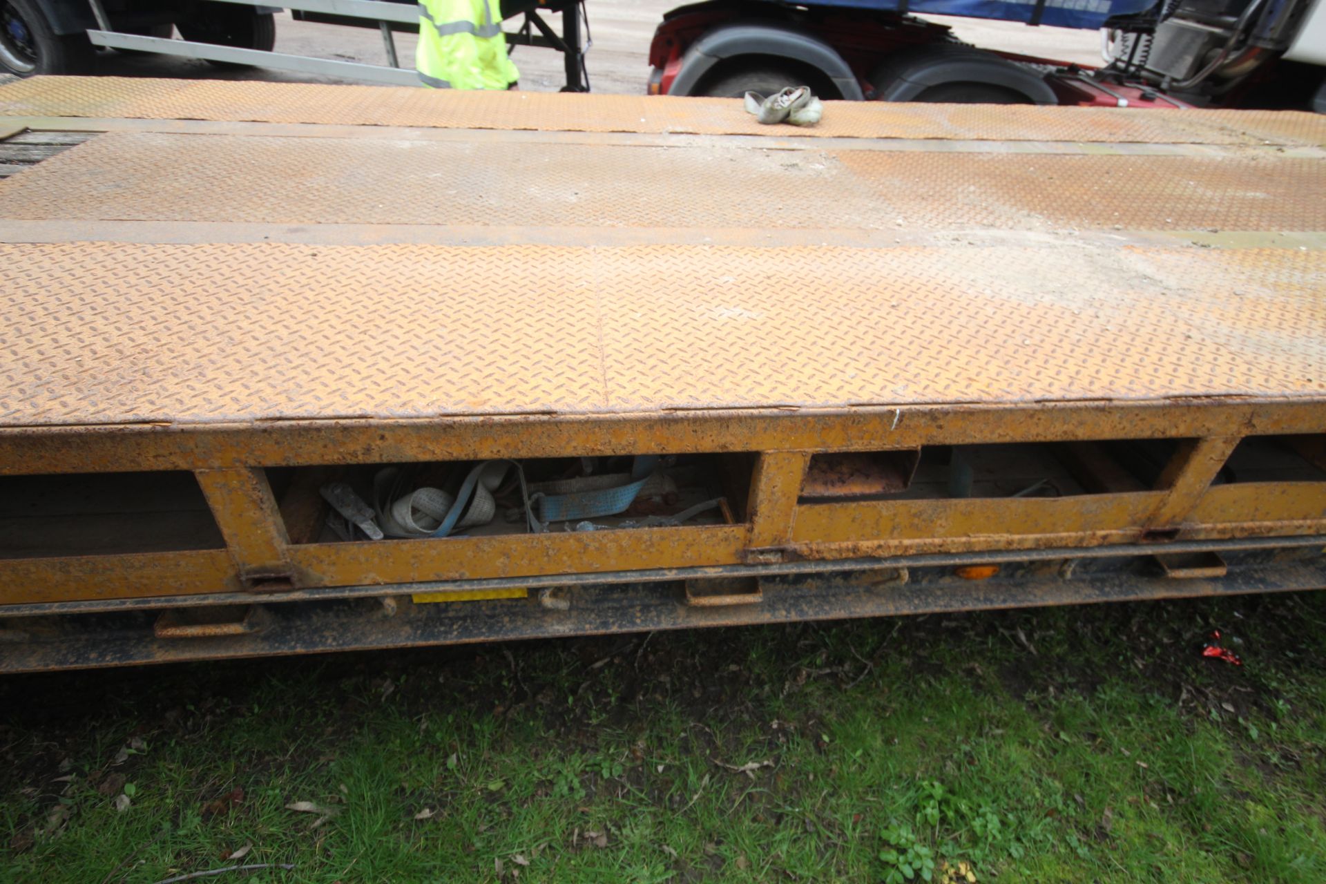 SM Trailers 37.3T 13.7m tri-axle step frame beavertail low loader trailer. Registration C198677. - Image 49 of 56