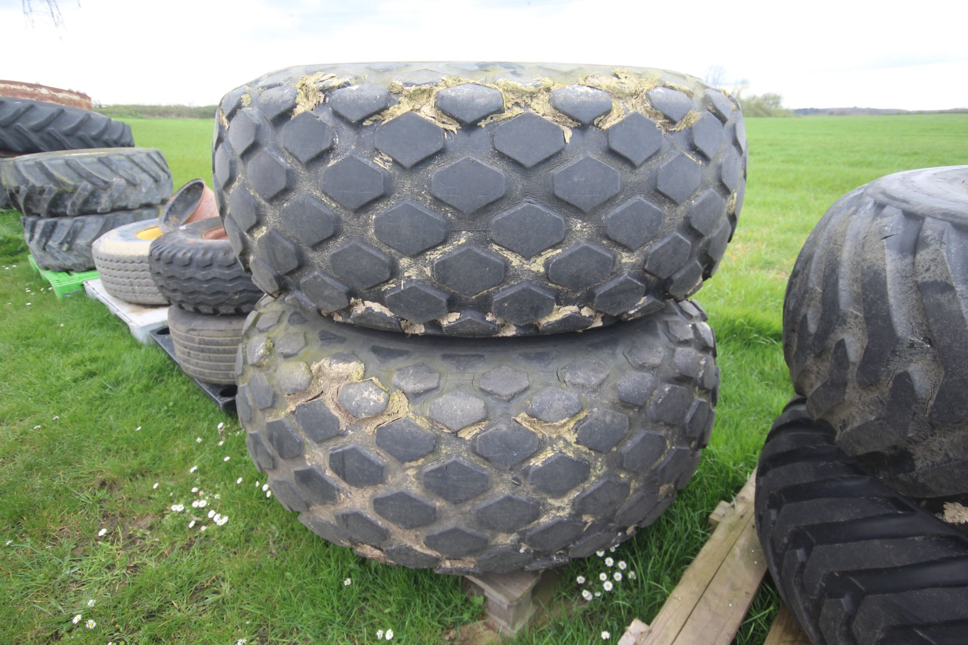 Set of turf wheels and tyres. Comprising 23.1-26 r - Image 2 of 10