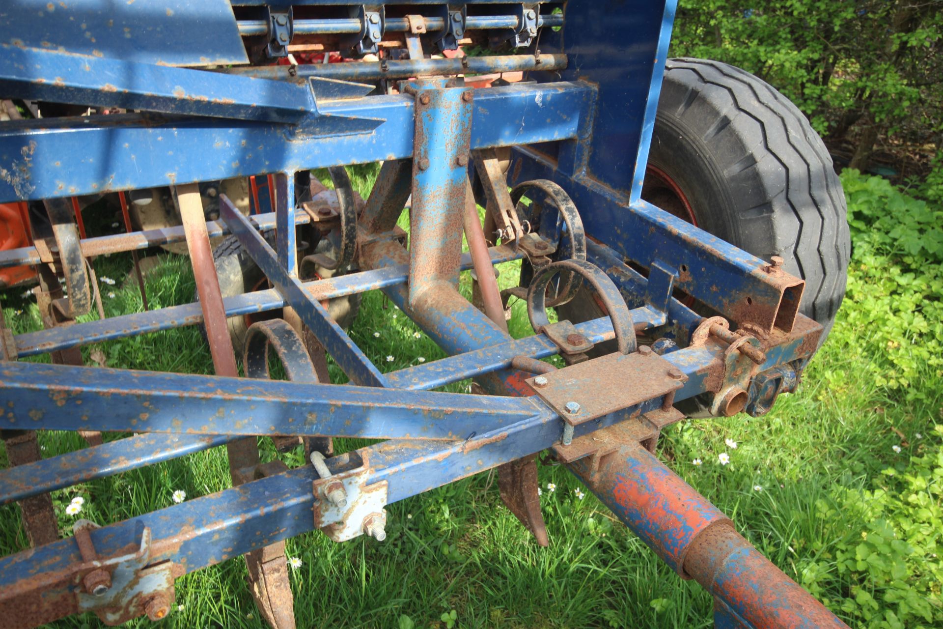 Nordsten 3m spring tine drill. Previously used for maize. Manual held. V - Image 31 of 56