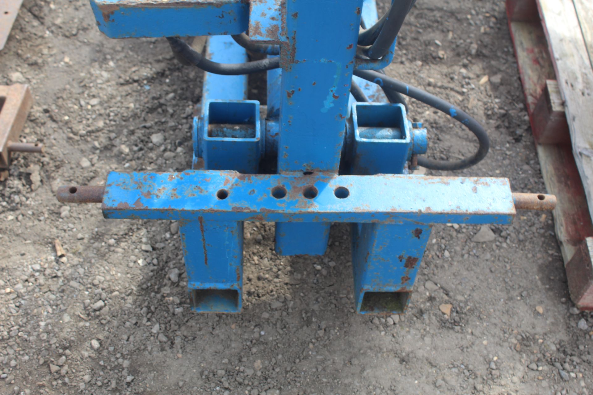 Linkage mounted heavy duty hydraulic log splitter. - Image 7 of 12