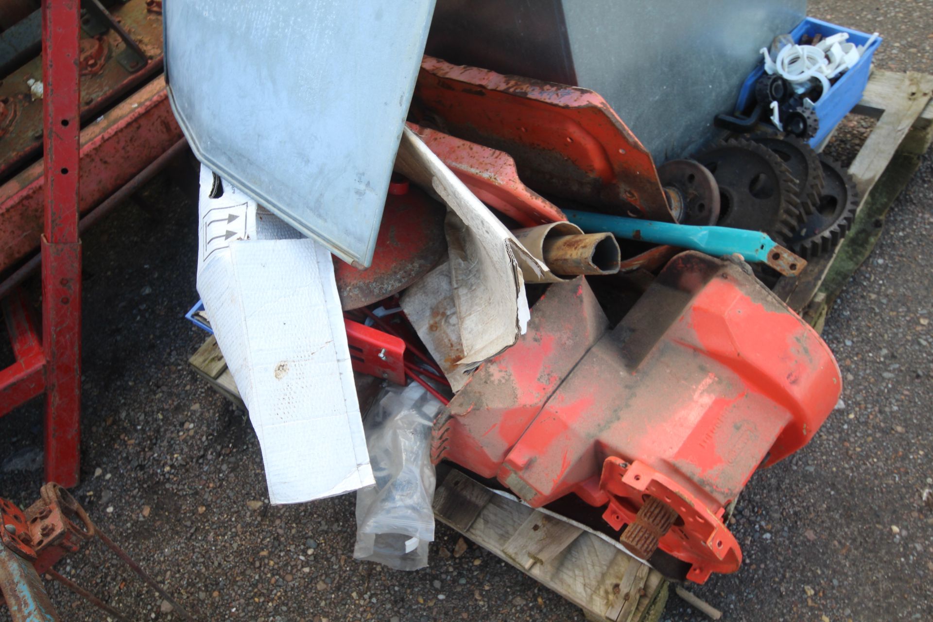**WITHDRAWN, NOW SOLD WITH LOT 2540** Maschio power harrow and Sulky drill spares. V - Image 4 of 5