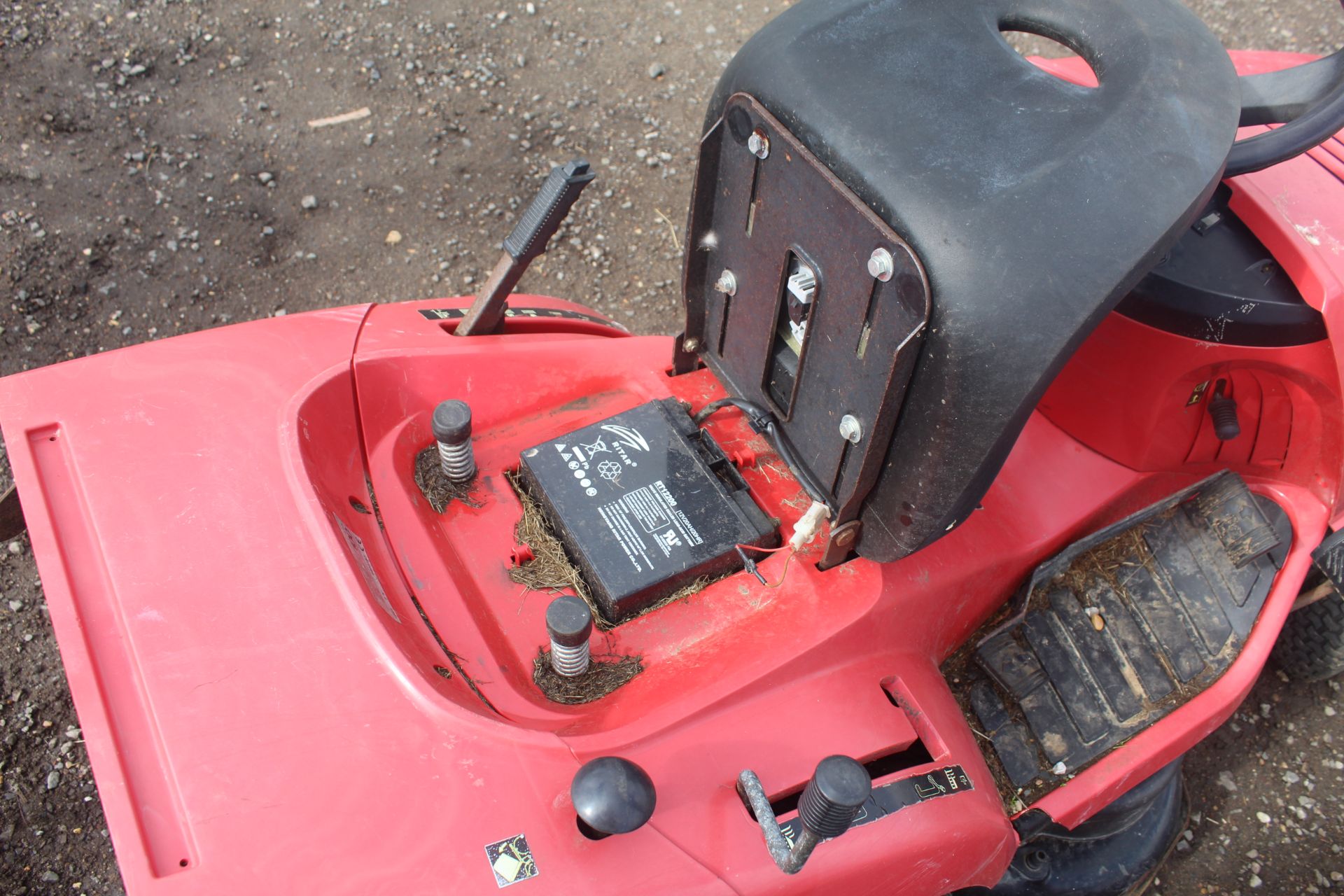 Honda Hydrostatic 2113 ride on mower. For spares or repair. Key held. - Image 11 of 20