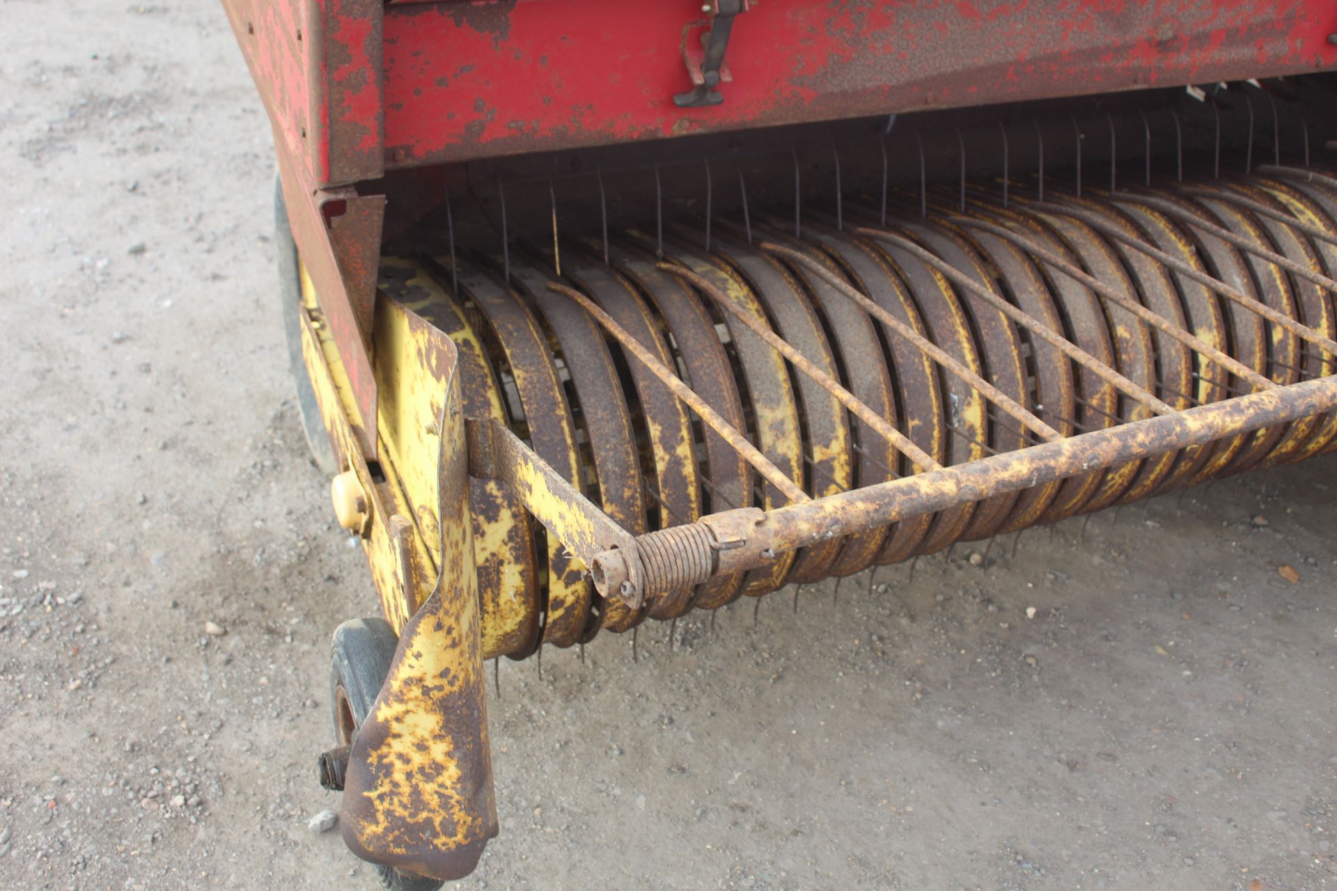 New Holland 376 conventional baler. From a Local Deceased Estate. Manual held. - Image 9 of 22