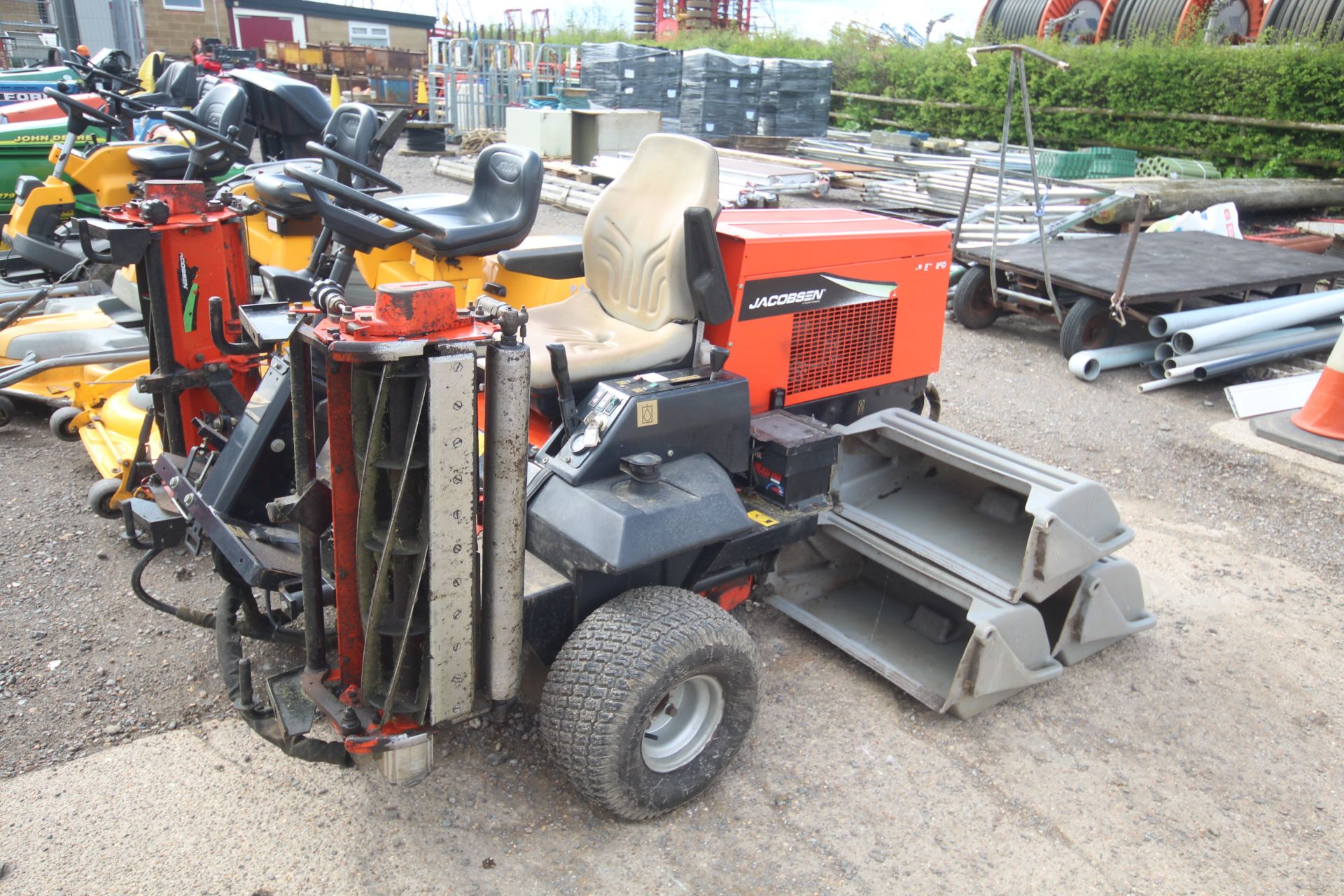 Ransomes Jacobson T-Plex 185 D 3WD triple gang fine-cut ride-on mower. 2,690 hours. With