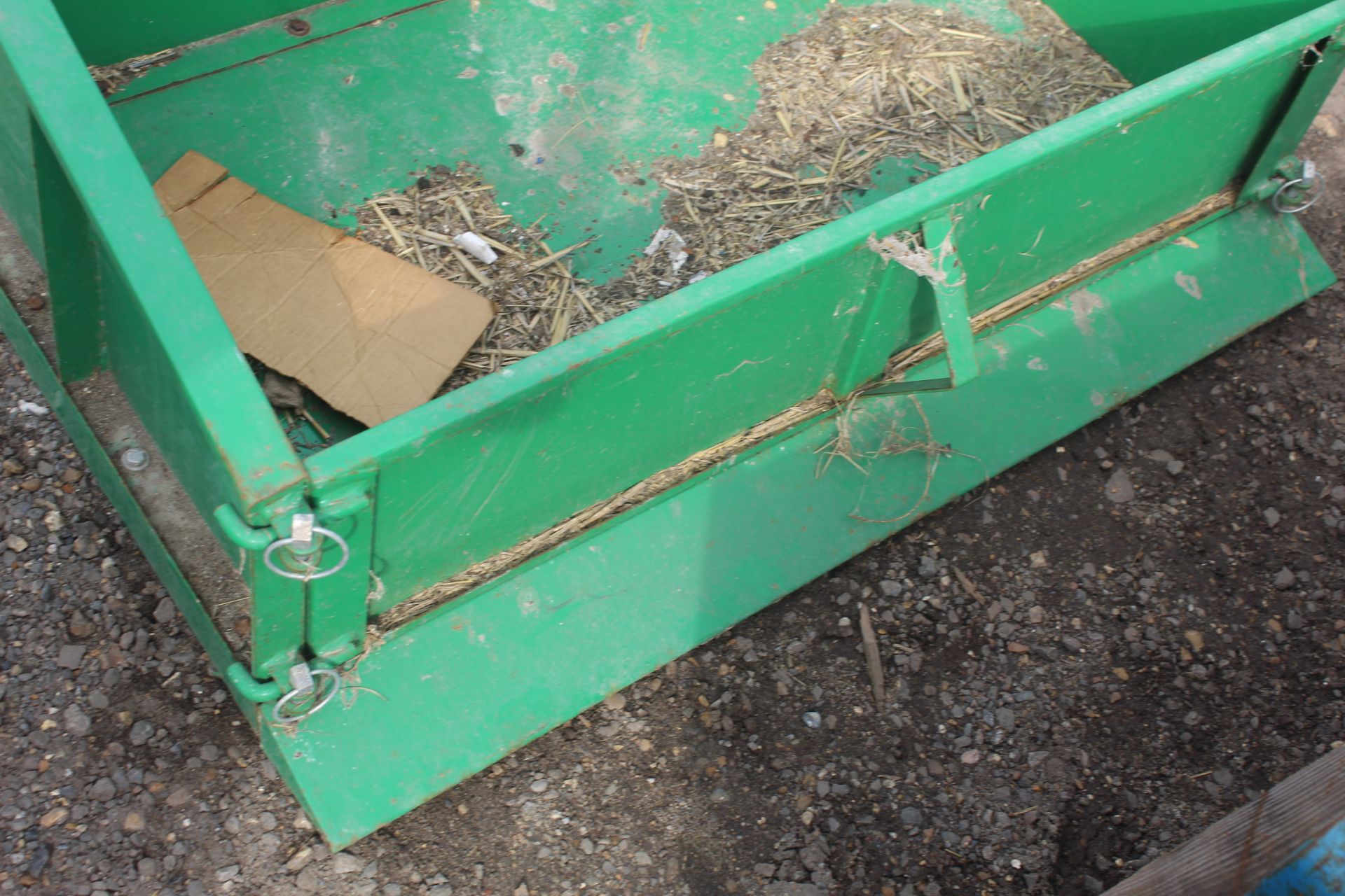 Small tipping transport box. V - Image 7 of 11