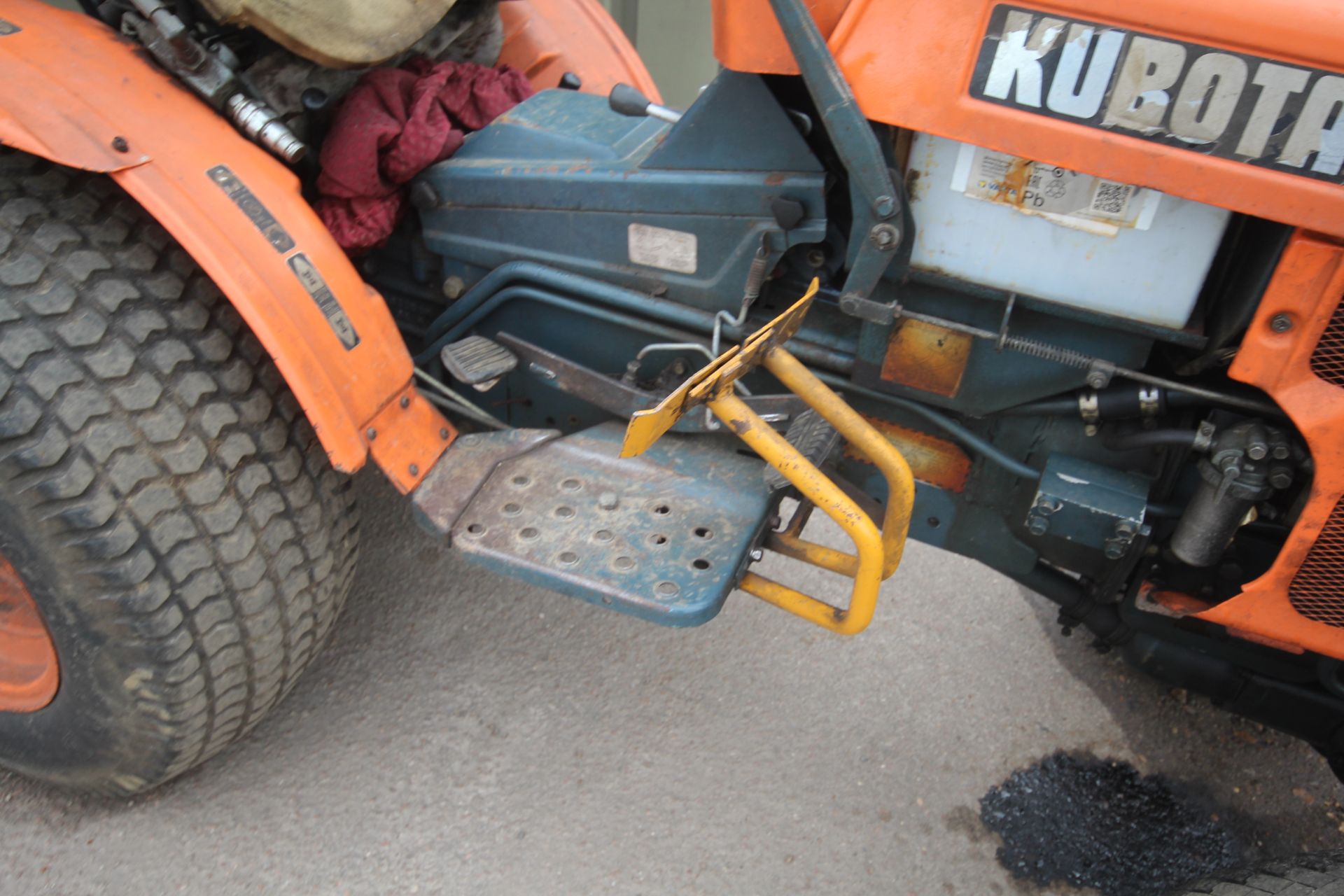 Kubota B7100 HST 4WD compact tractor. 3,134 hours. 29/12.00-15 rear turf wheels and tyres. Front - Bild 8 aus 41