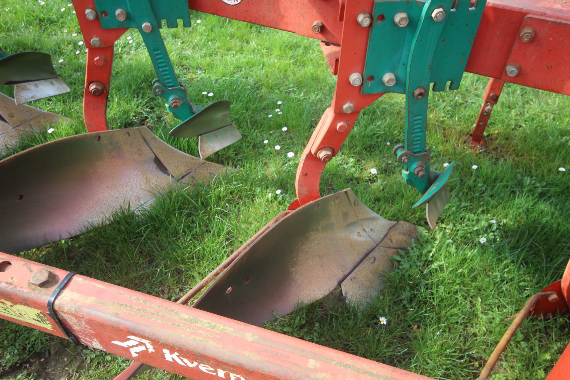 Kverneland LD85 5F reversible plough. With press arm. V - Image 10 of 29