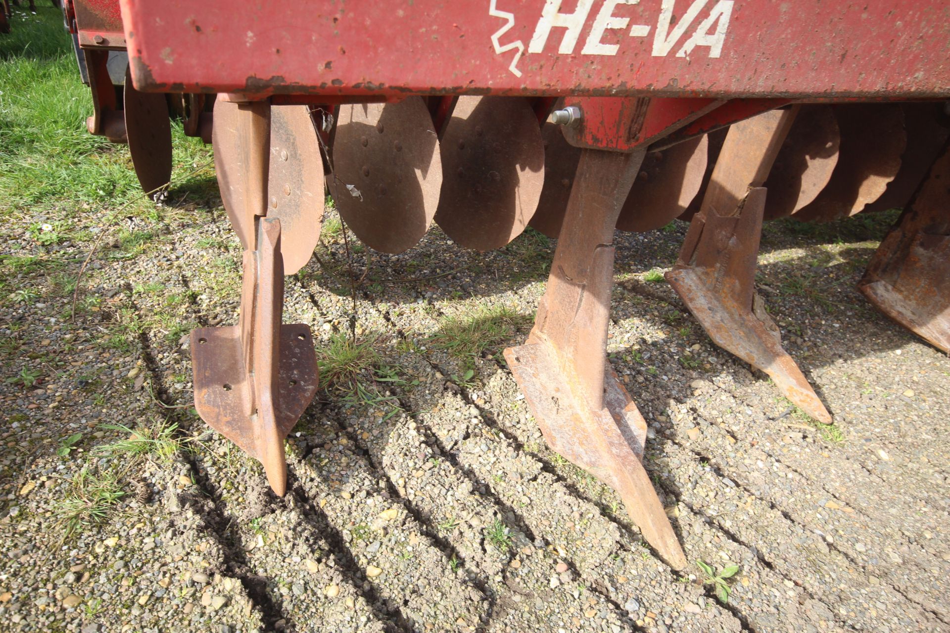 HeVa 3.5m Combi-Lift 7 lege subsoiler. Coupled to HeVa Disc Roller. Comprising two rows of discs and - Image 27 of 31