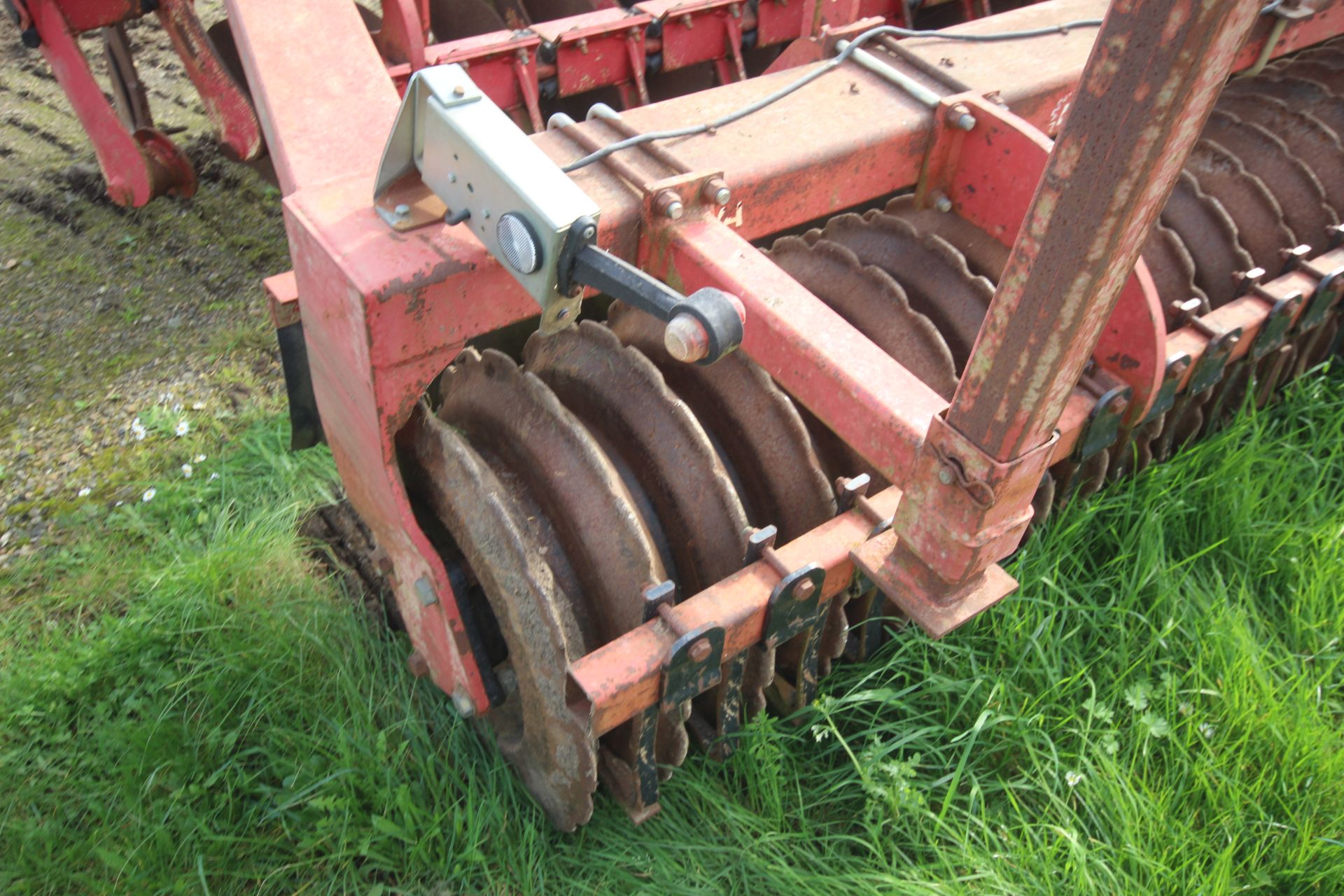 HeVa 3.5m Combi-Lift 7 lege subsoiler. Coupled to HeVa Disc Roller. Comprising two rows of discs and - Image 14 of 31