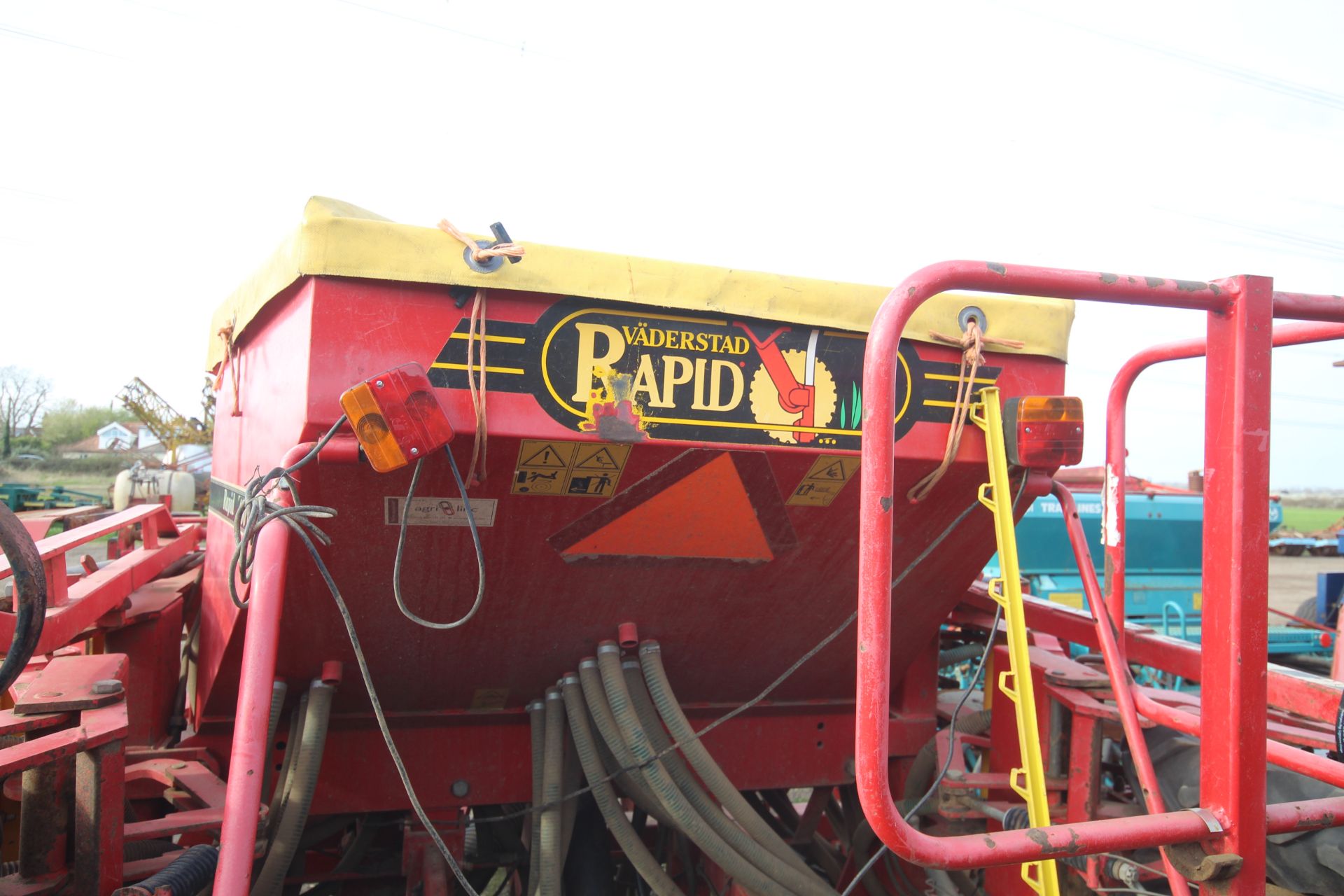 Vaderstad Rapid 400F 4m drill. Comprising rigid tines, two rows of disc coulters, tyre packer, - Image 18 of 38