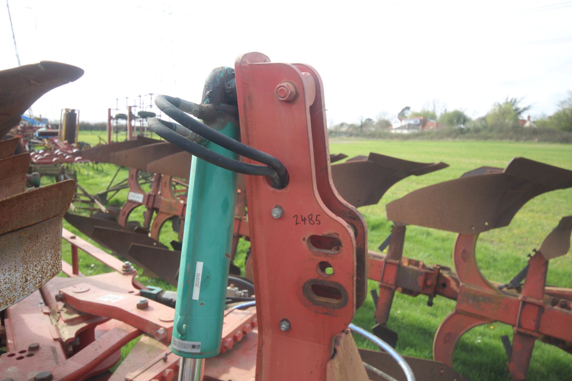 Kverneland LD85 5F reversible plough. With press arm. V - Image 4 of 29