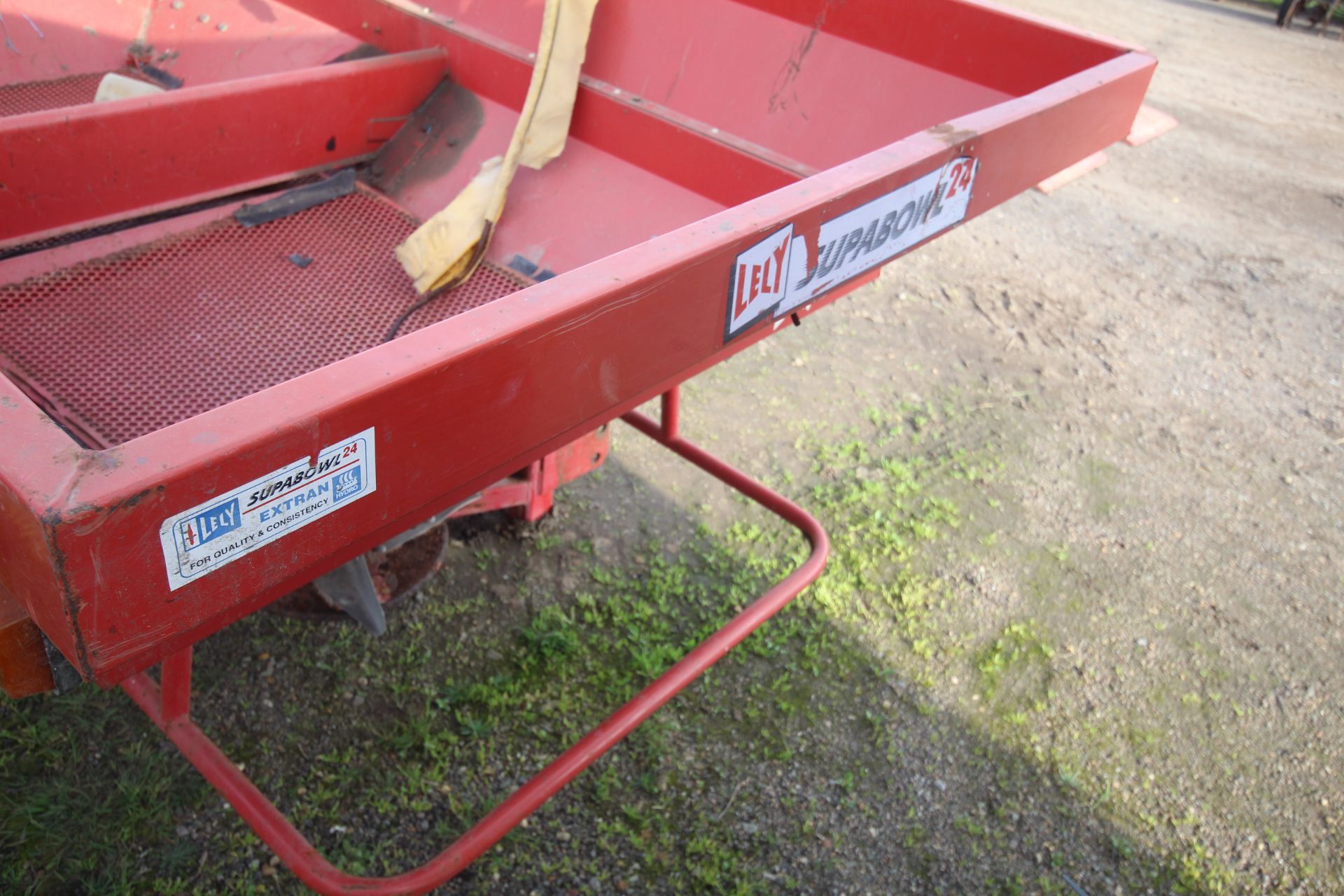 Lely Superbowl 24 twin disc fertiliser spreader. V - Bild 9 aus 12