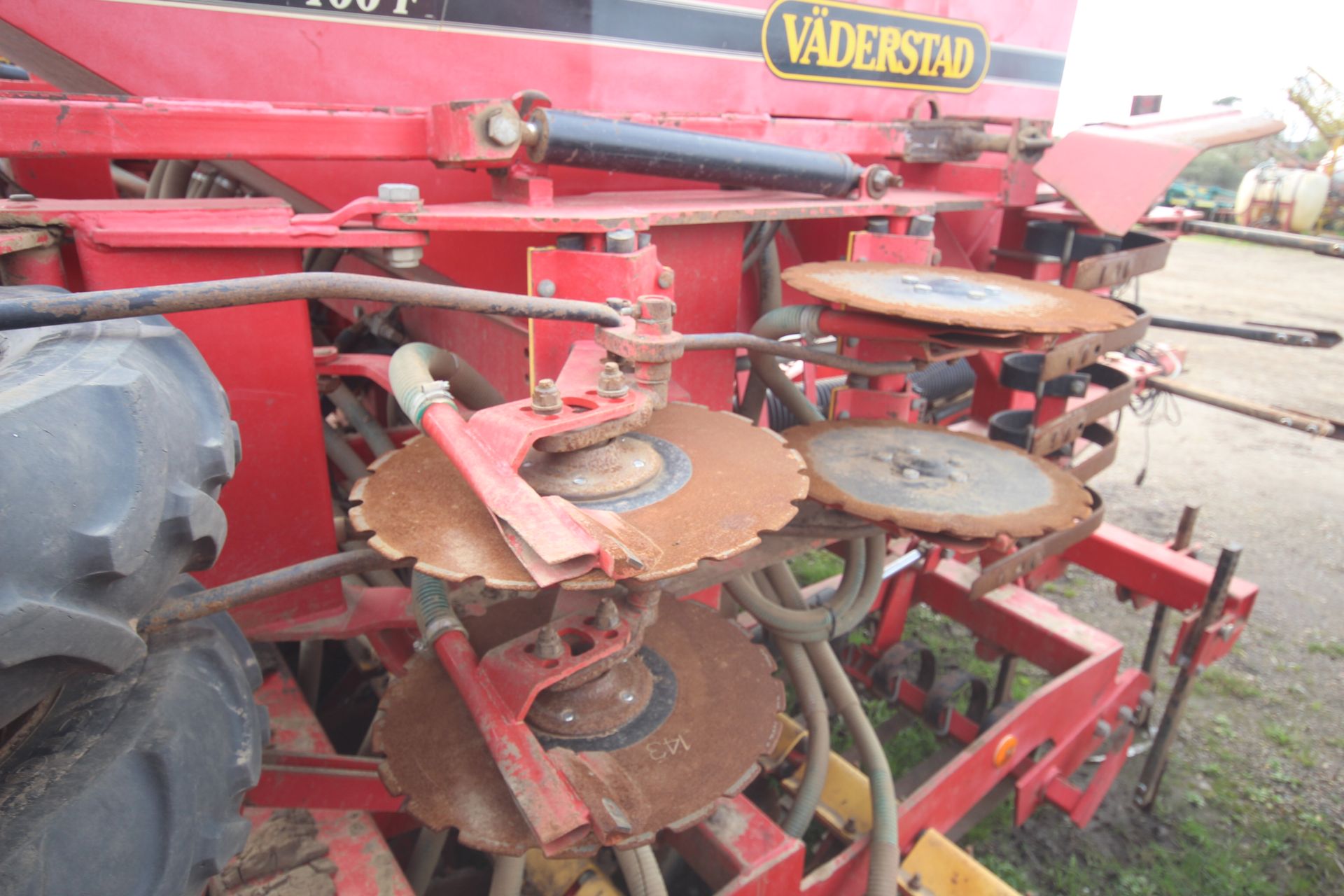 Vaderstad Rapid 400F 4m drill. Comprising rigid tines, two rows of disc coulters, tyre packer, - Image 24 of 38