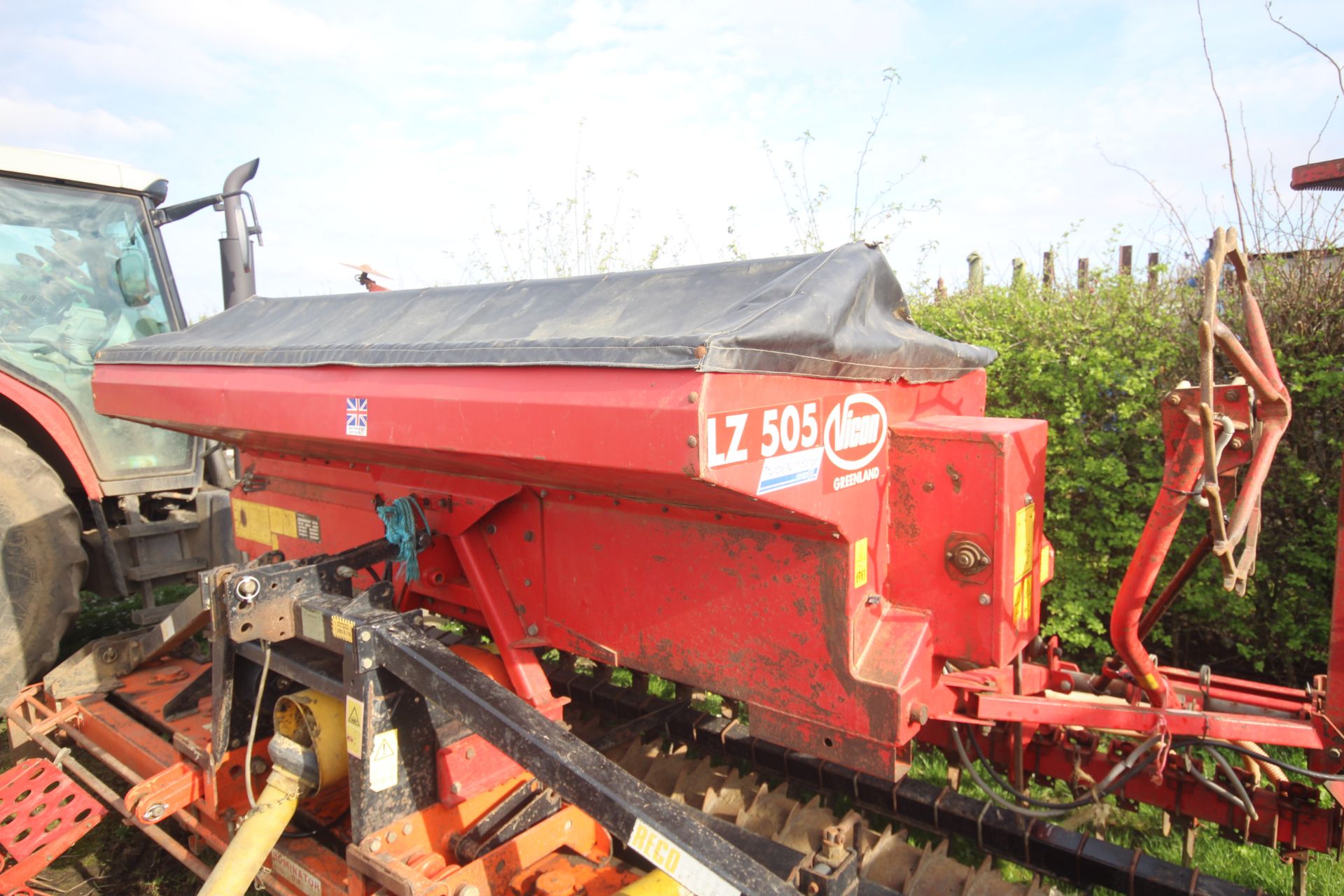 Maschio 4m power harrow. With packer. Piggybacked with Vicon LZ505 Suffolk coulter drill. 1995. With - Image 20 of 52