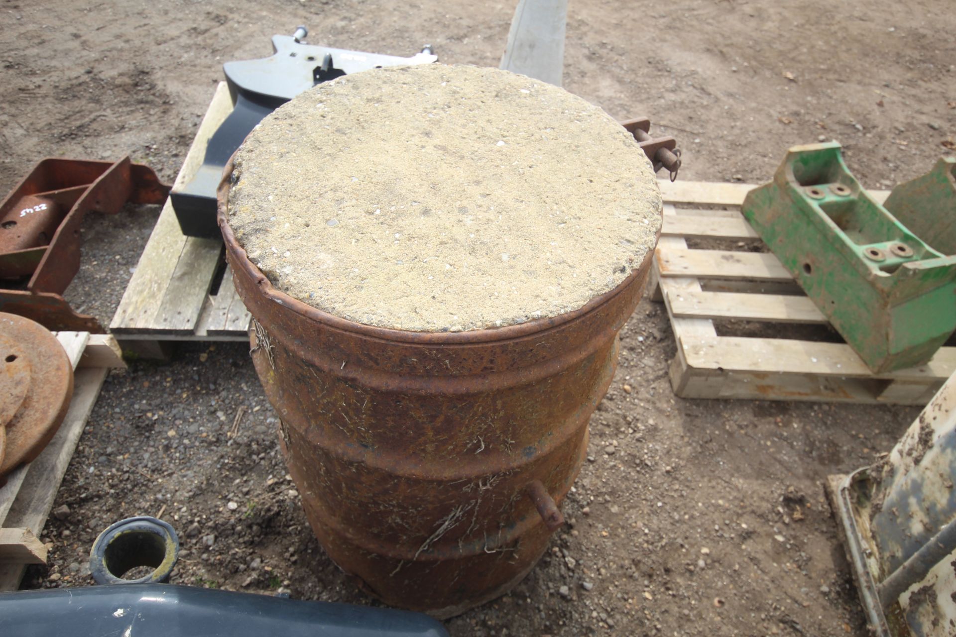 Concrete counter weight for loader tractor. V - Image 6 of 6