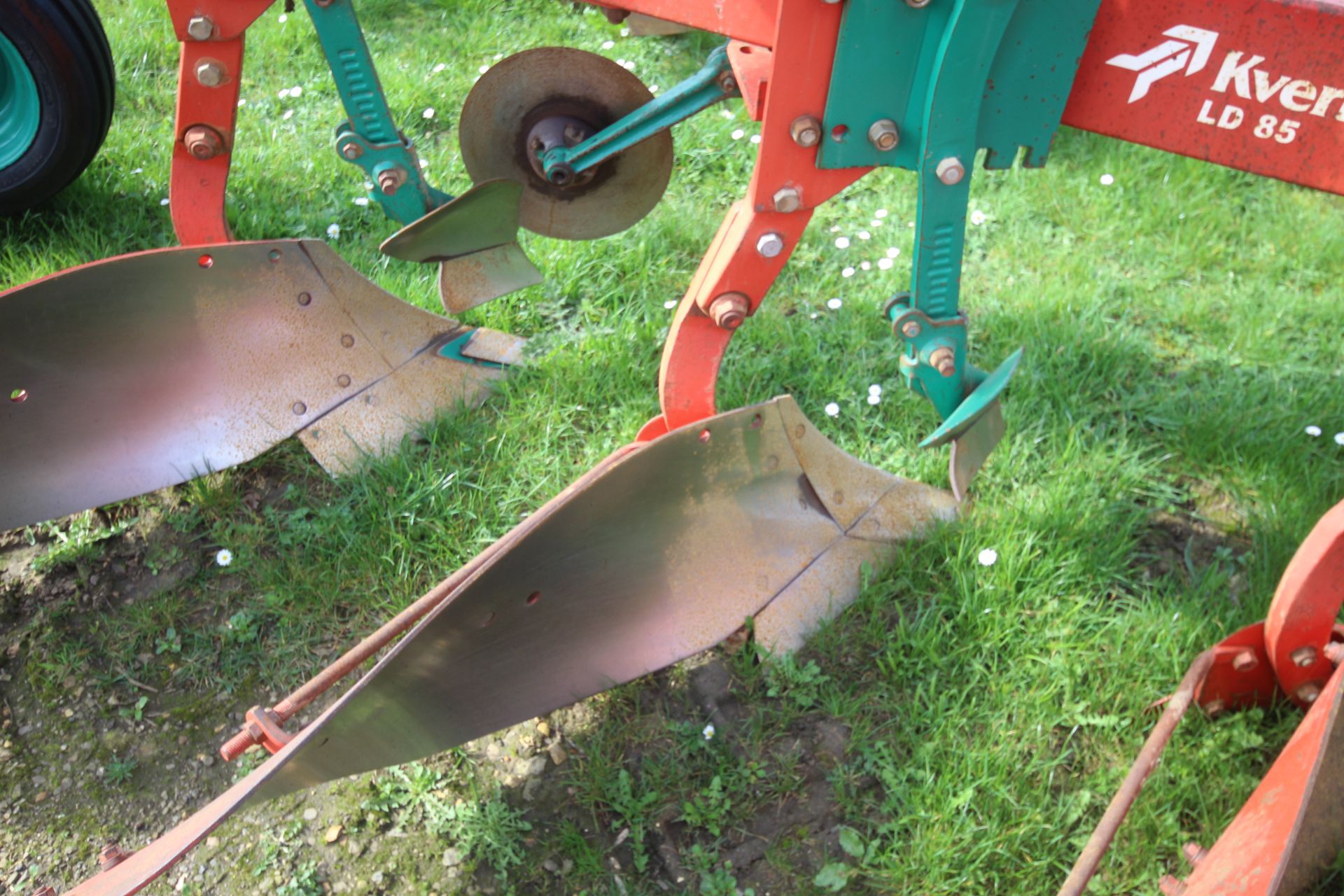 Kverneland LD85 5F reversible plough. With press arm. V - Image 15 of 29