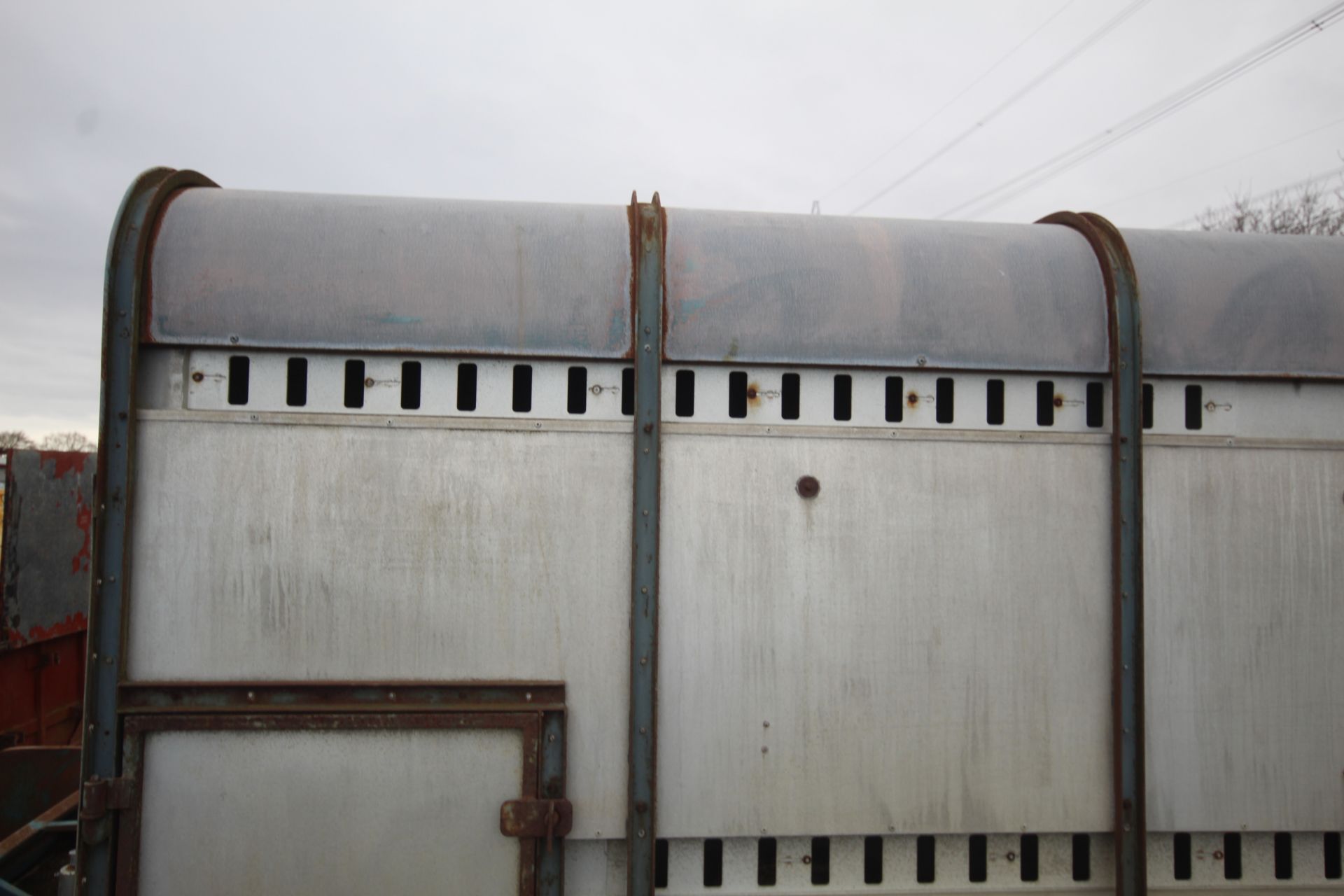 Twin axle livestock trailer. - Image 6 of 38