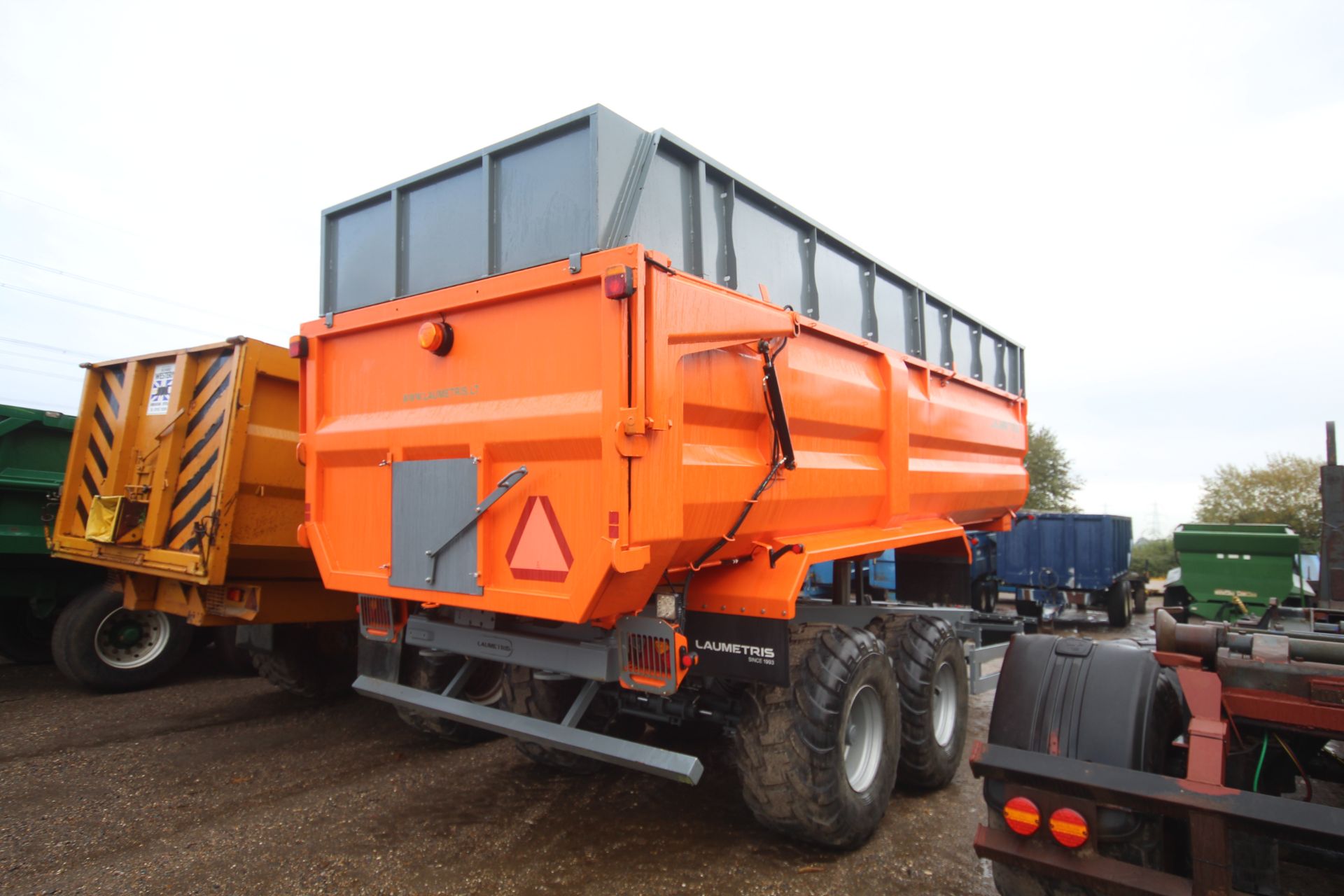 Laumetris 17T twin axle tipping trailer. 2018. With air and oil brakes, flotation wheels and - Bild 4 aus 55