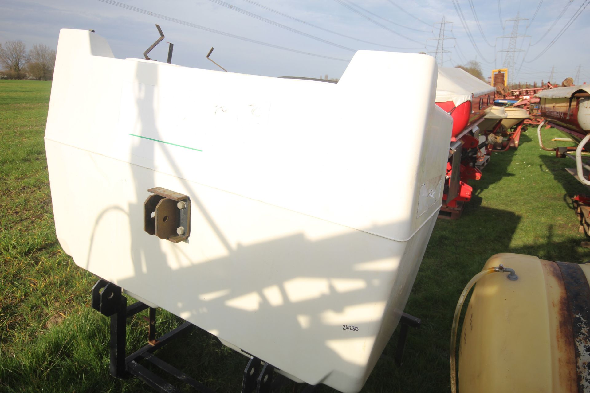 1000L fiberglass spray tank. Front or rear mounting. Unused. - Image 10 of 11