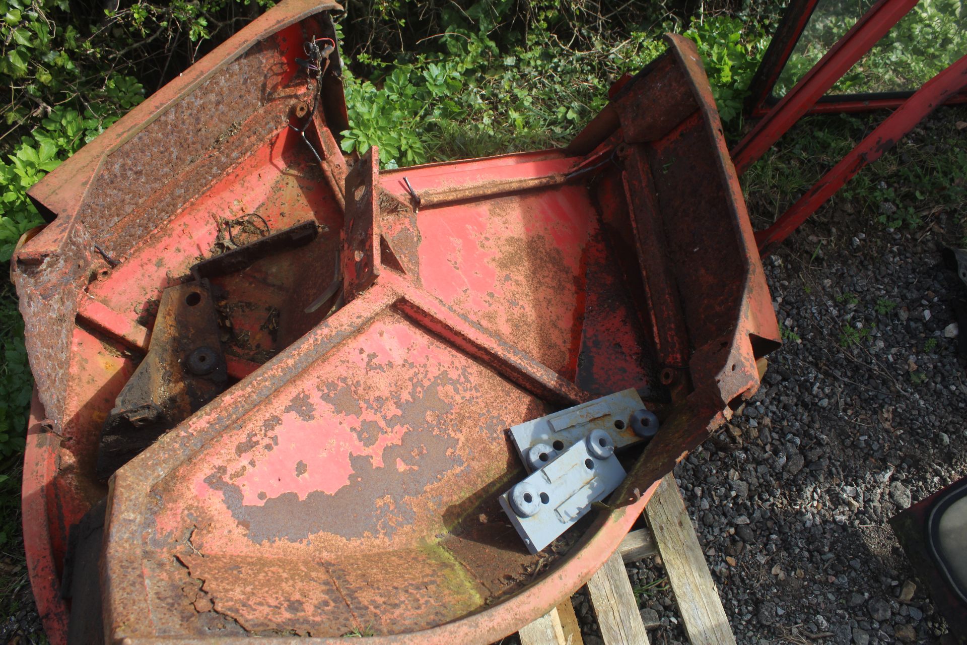 Massey Ferguson 240 cab and mudguards. - Image 15 of 16