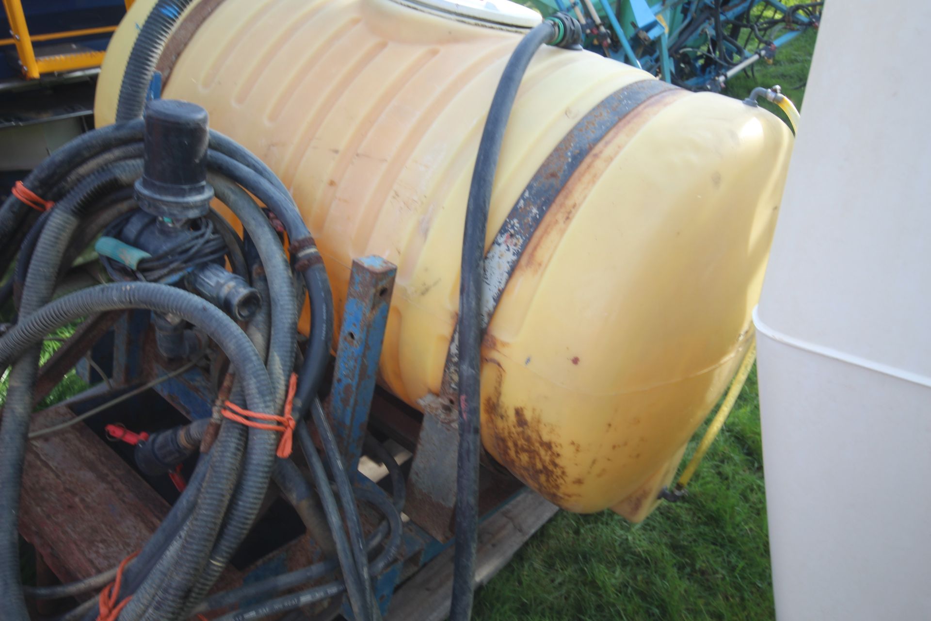 500L front mouted sprayer/ liquid fertiliser tank. With pump and pipework. Manual held. V - Image 11 of 11
