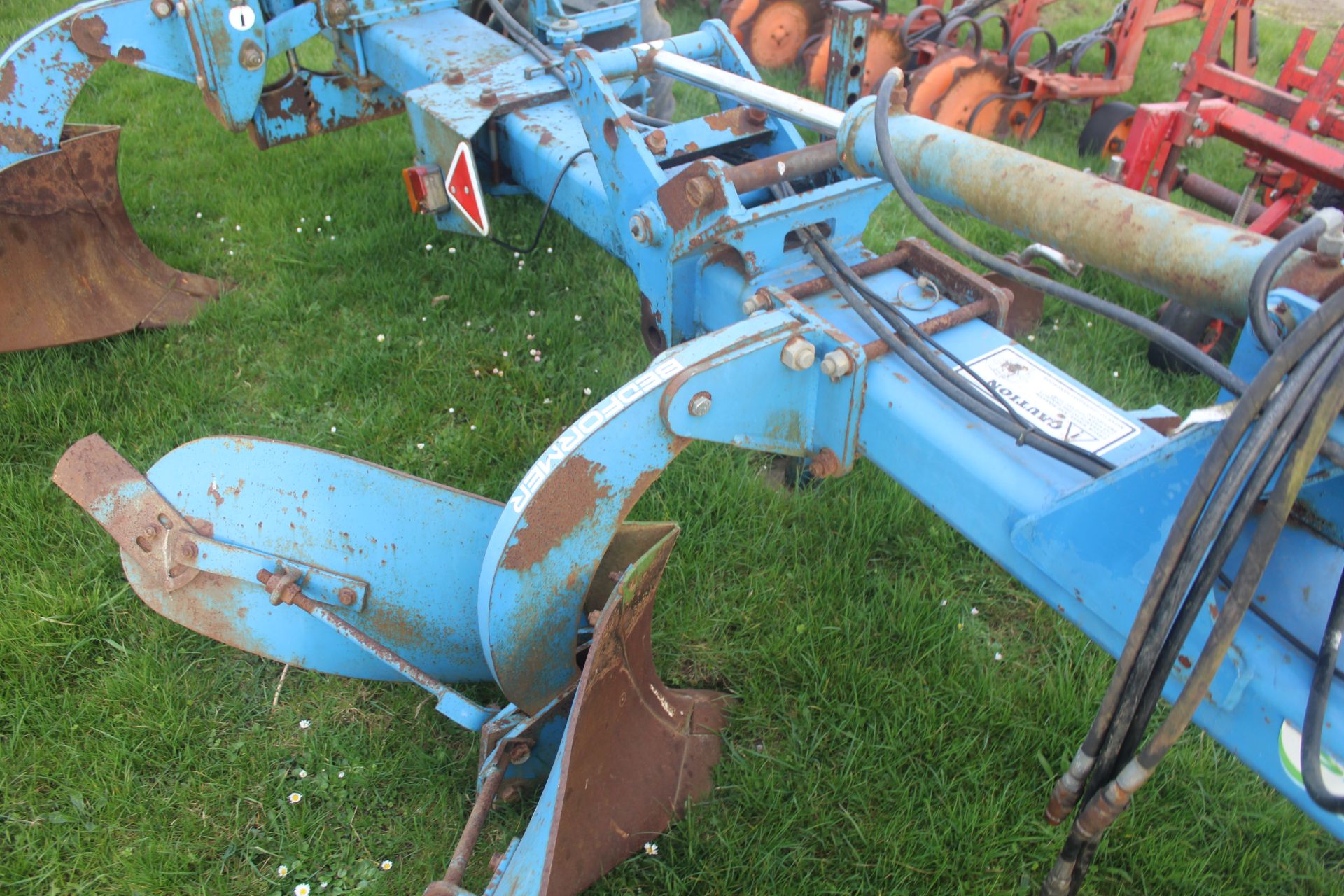 Standen hydraulic folding four row bed former. Serial number 298. 2011. With bout marker brackets - Image 19 of 36