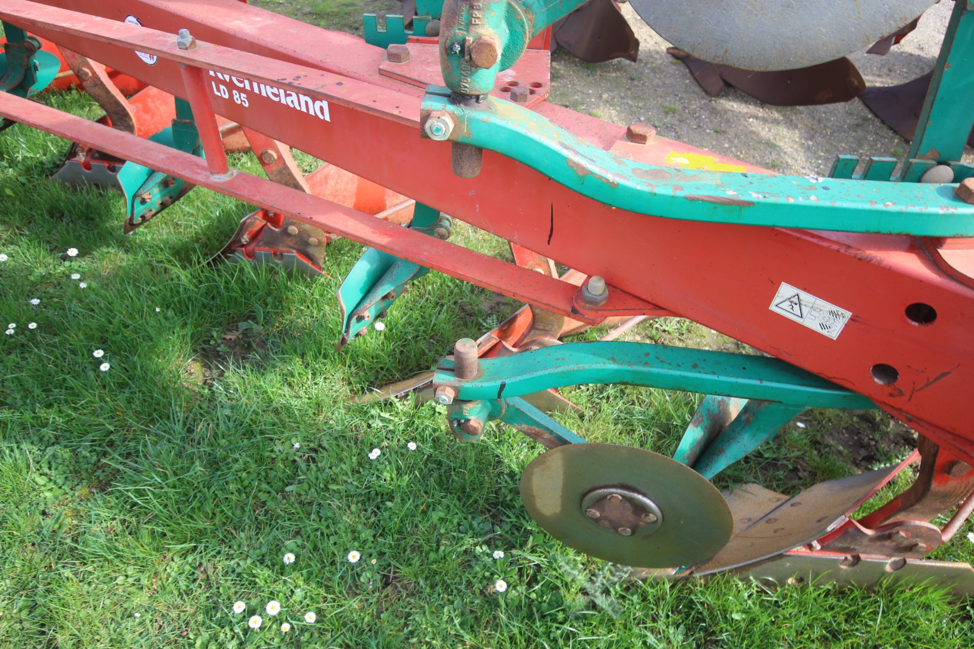 Kverneland LD85 5F reversible plough. With press arm. V - Image 21 of 29