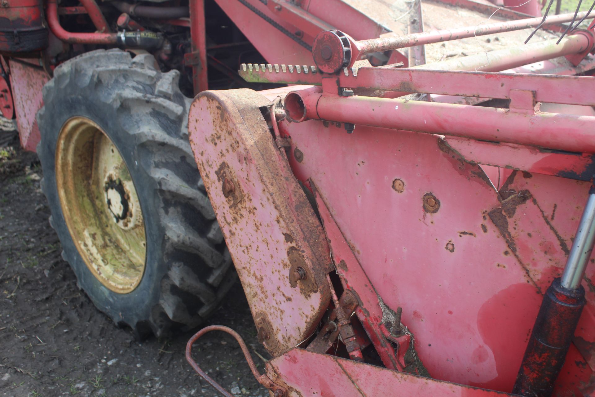 Massey Ferguson 788 8ft cut combine. Registration EBJ 851C (no paperwork). 12.4/11-28 front wheels - Image 11 of 53