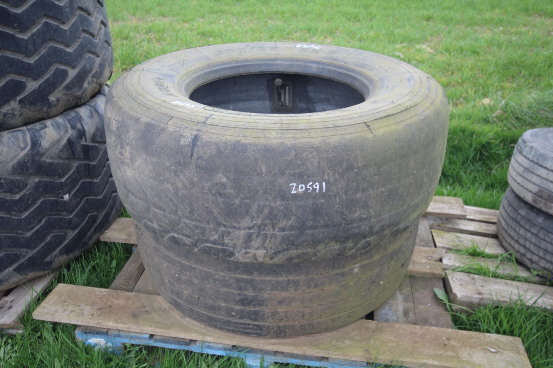 2x 385/65R22.5 super single tyres. V