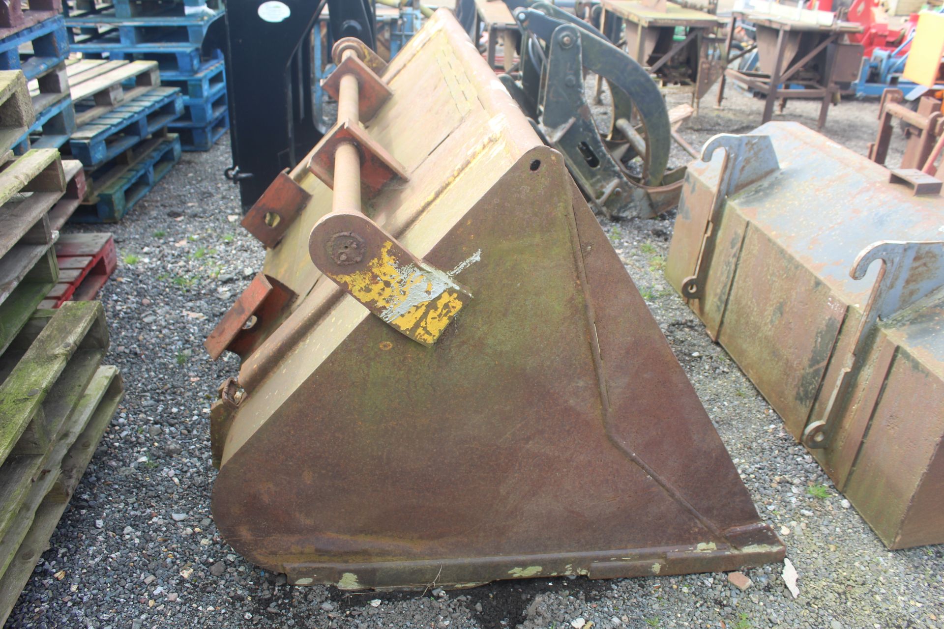 Large capacity 6ft loader bucket. Farm made Manitou brackets. V - Image 12 of 12