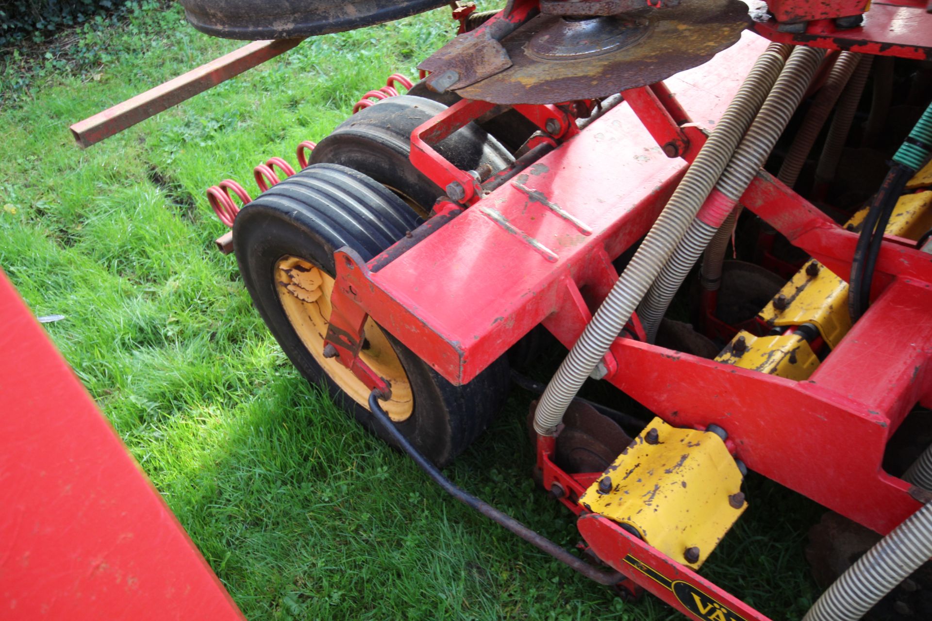 Vaderstad Rapid 400F 4m System Disc drill. With smooth tyre packer, front packer and spares. Control - Image 34 of 56