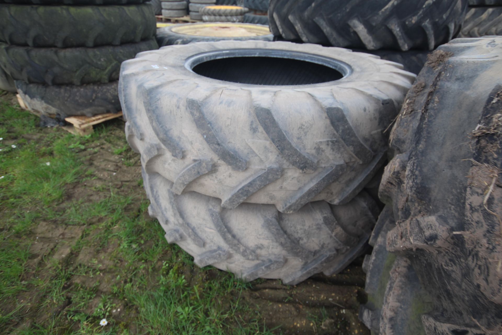 Set of tyres. Comprising 520/85R42 rears and 16.9R - Image 2 of 9