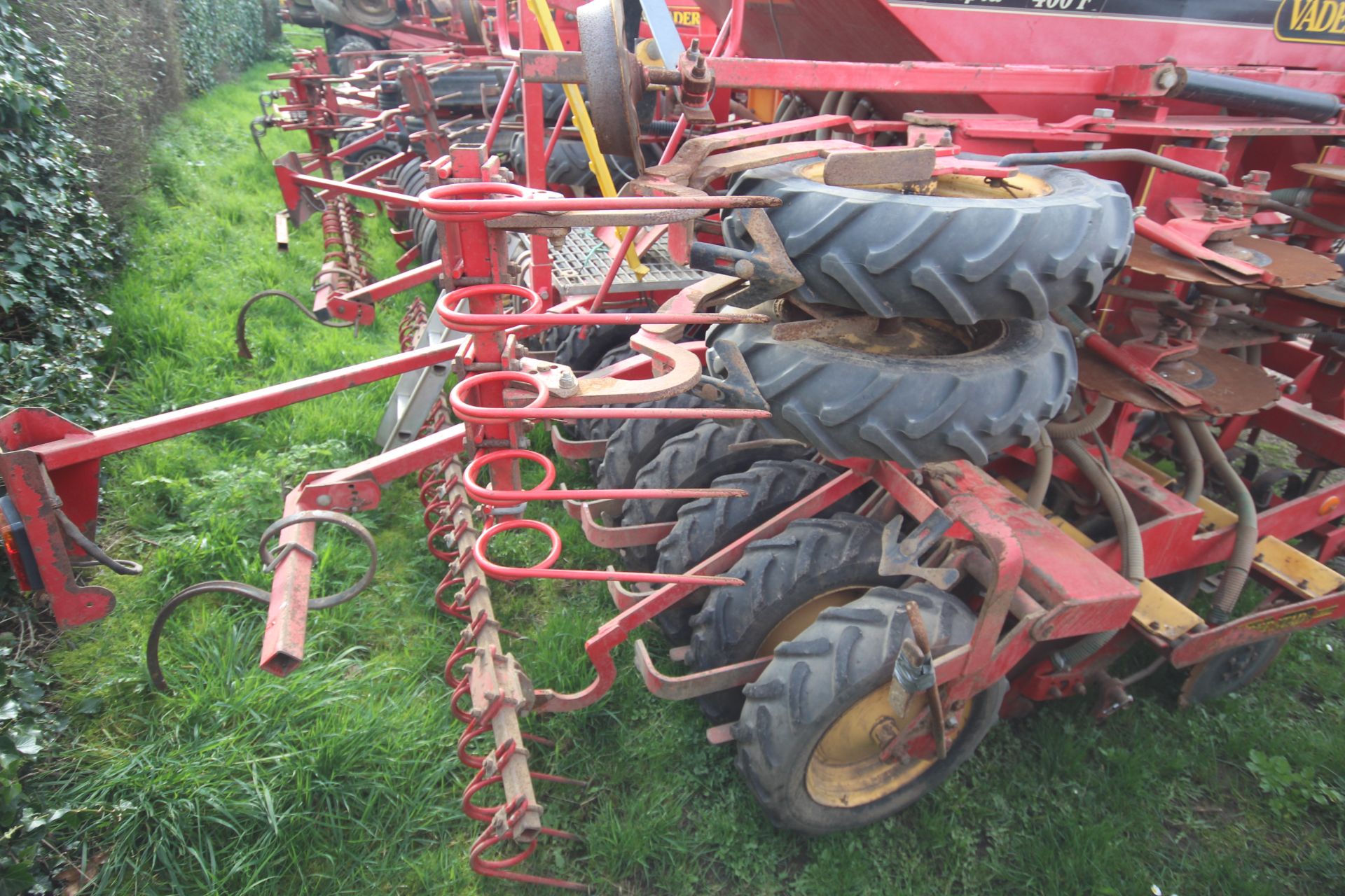 Vaderstad Rapid 400F 4m drill. Comprising rigid tines, two rows of disc coulters, tyre packer, - Image 23 of 38