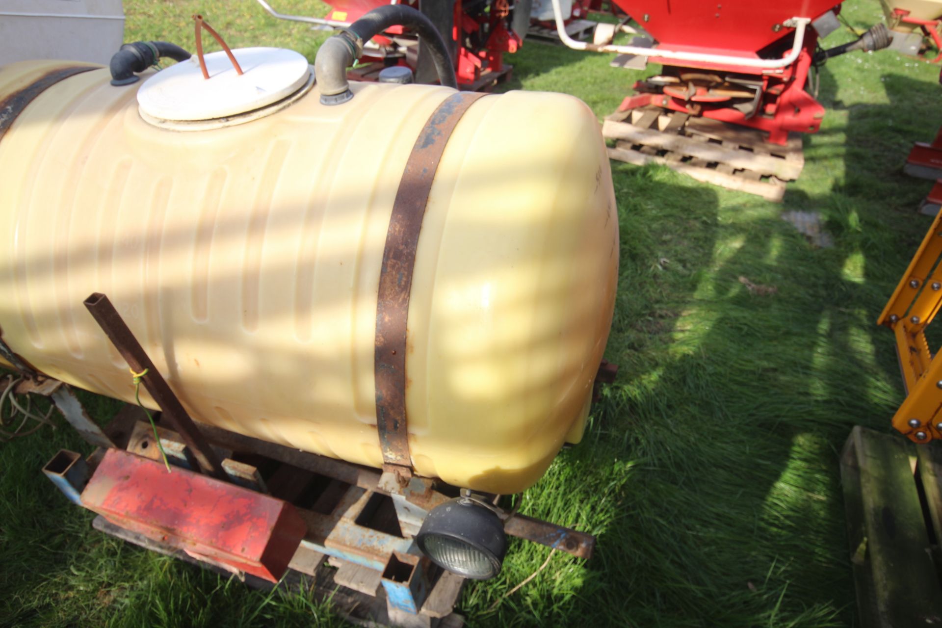 500L front mouted sprayer/ liquid fertiliser tank. With pump and pipework. Manual held. V - Image 5 of 11