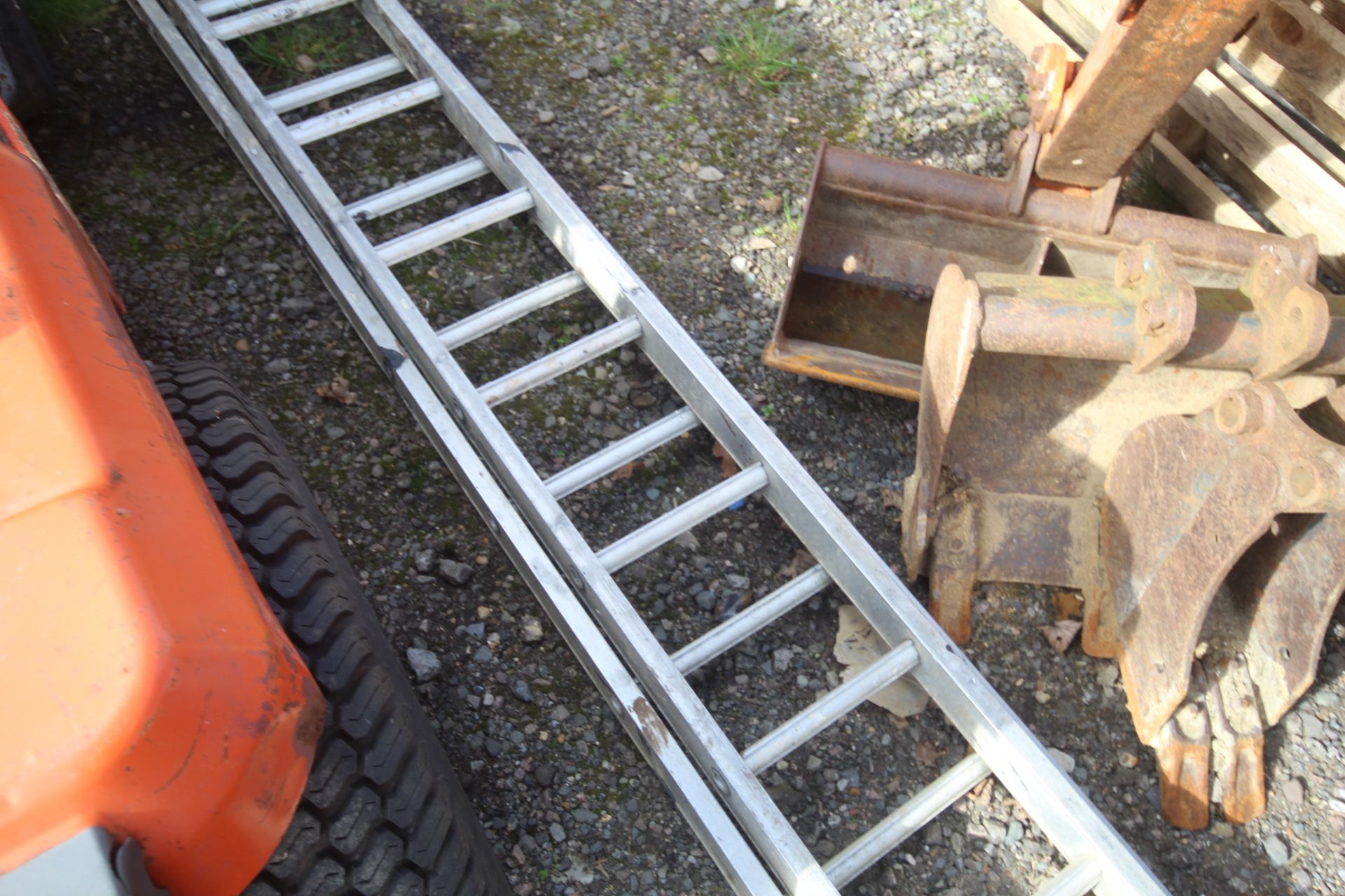 Extending aluminium ladder. - Image 6 of 7