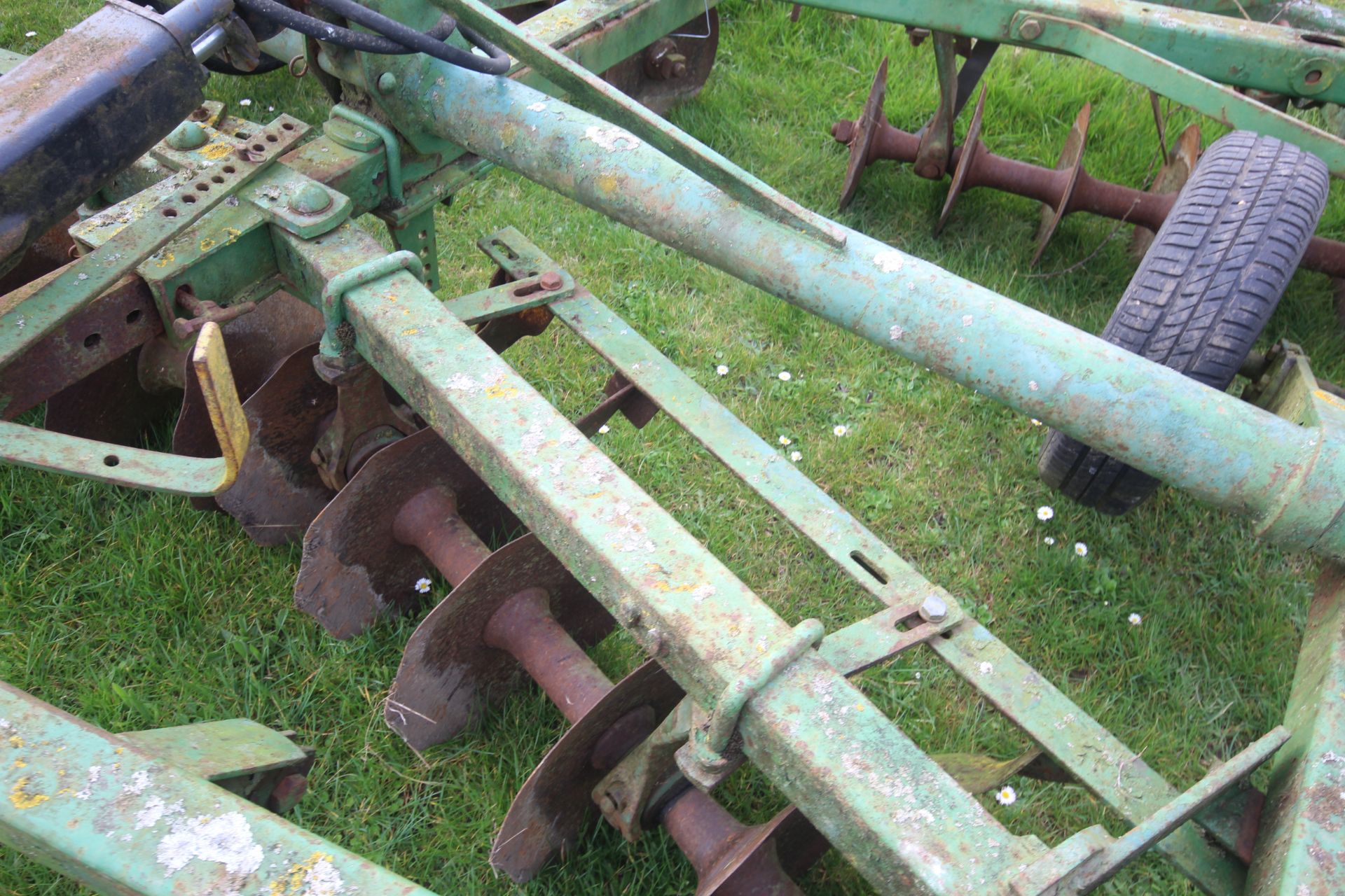 John Deere 3.5m trailed discs. For sale due to retirement. V - Image 5 of 15