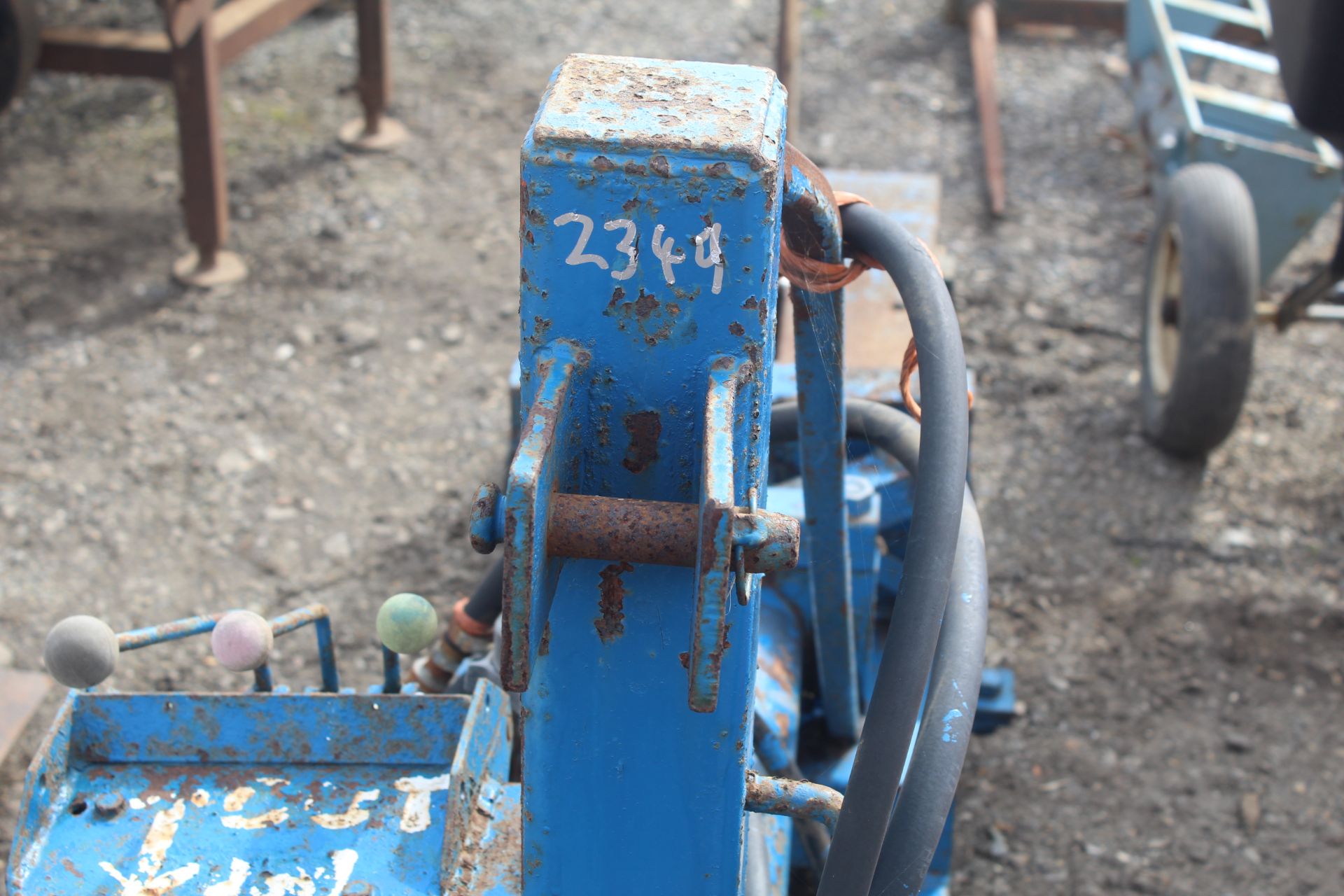 Linkage mounted heavy duty hydraulic log splitter. - Image 8 of 12